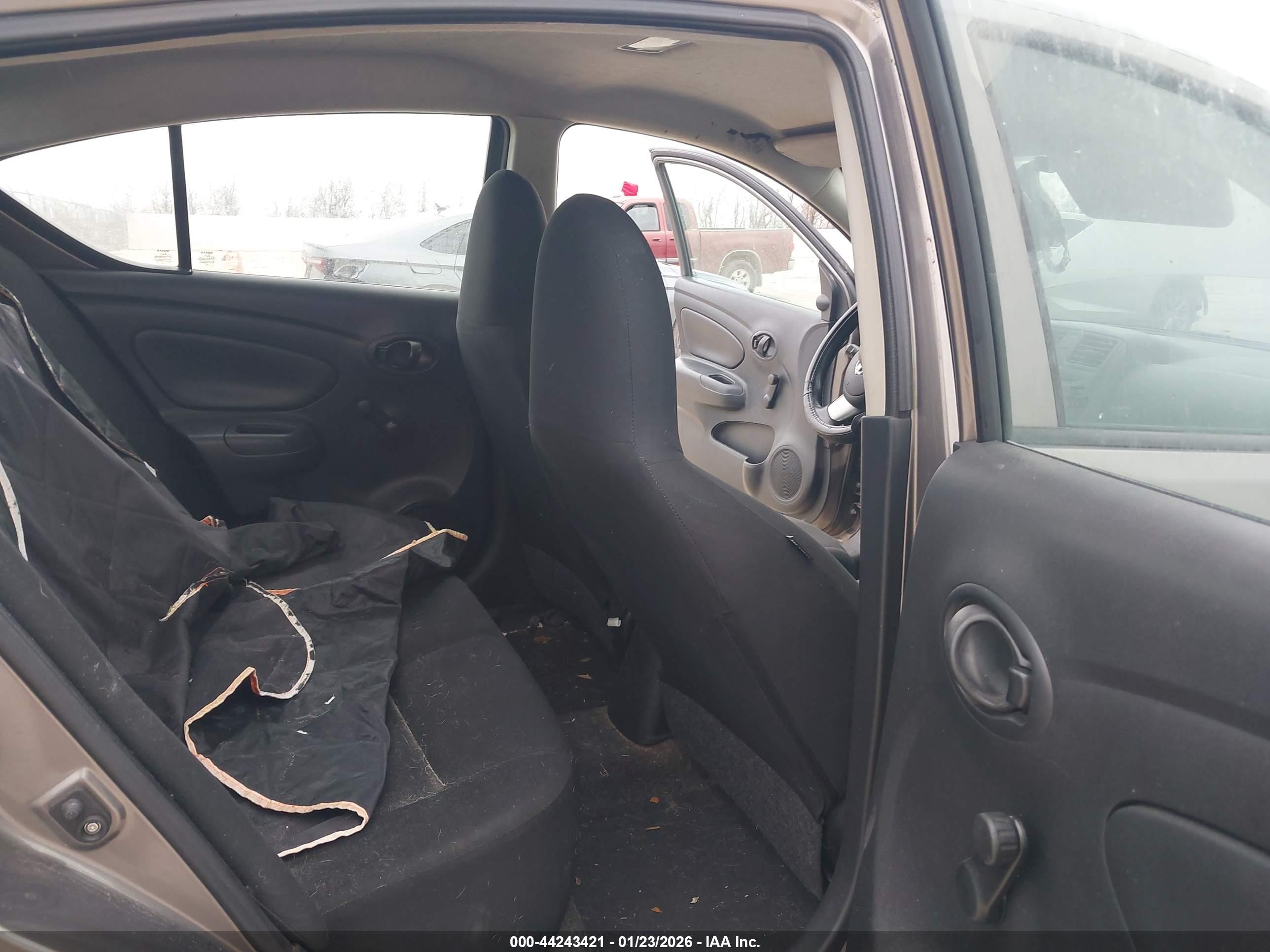 NISSAN VERSA image 8
