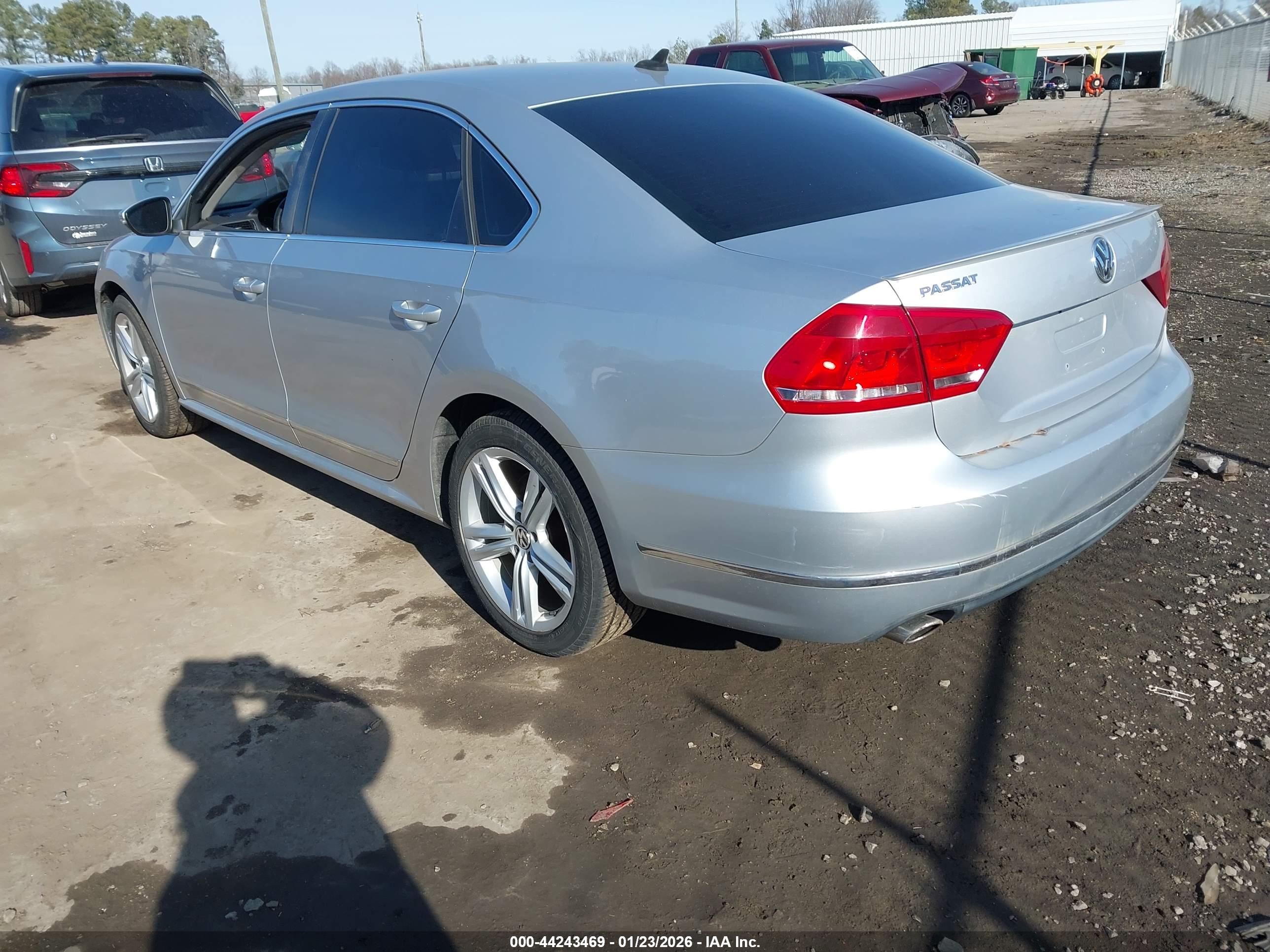 VOLKSWAGEN PASSAT image 3