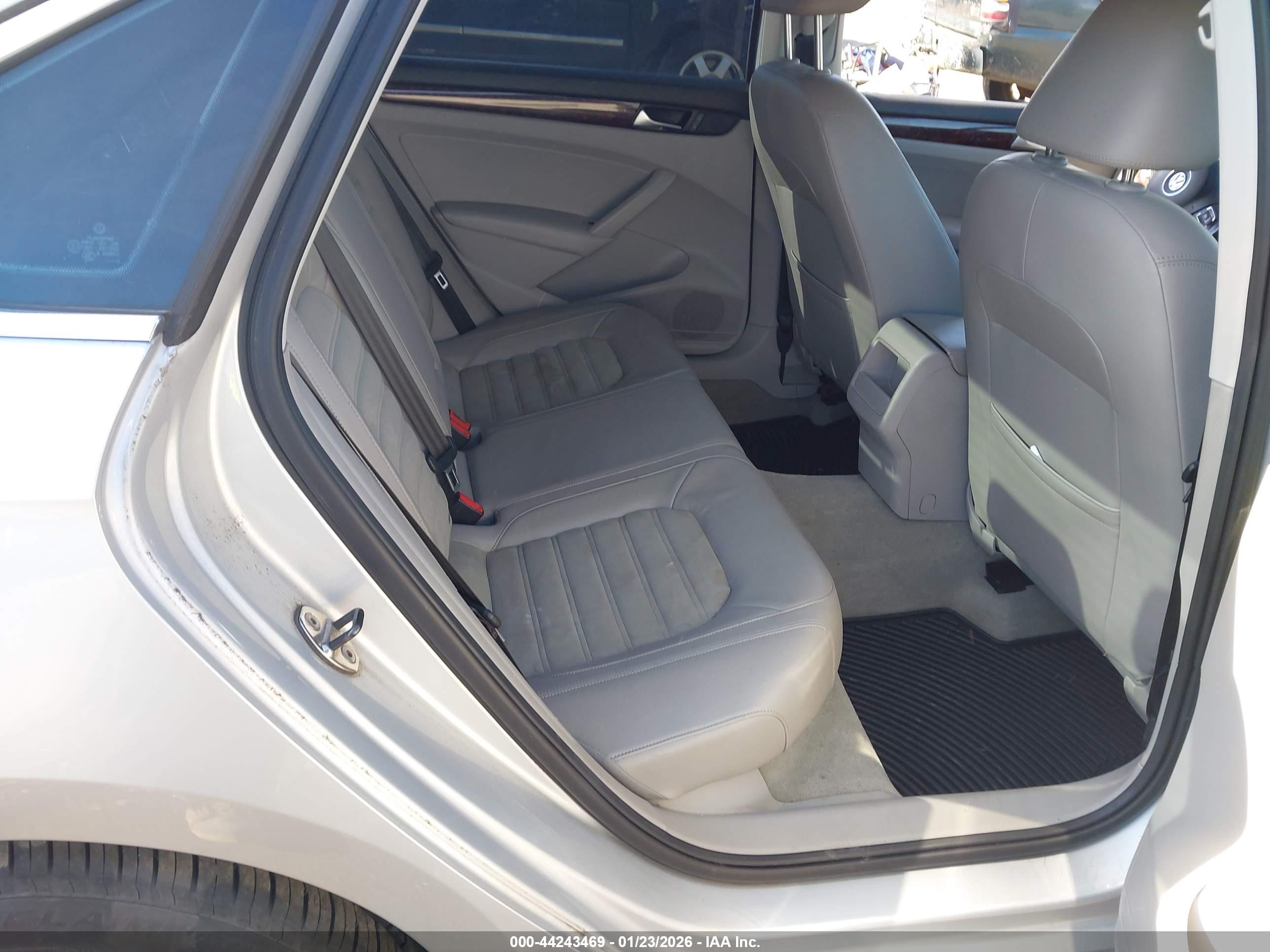 VOLKSWAGEN PASSAT image 8