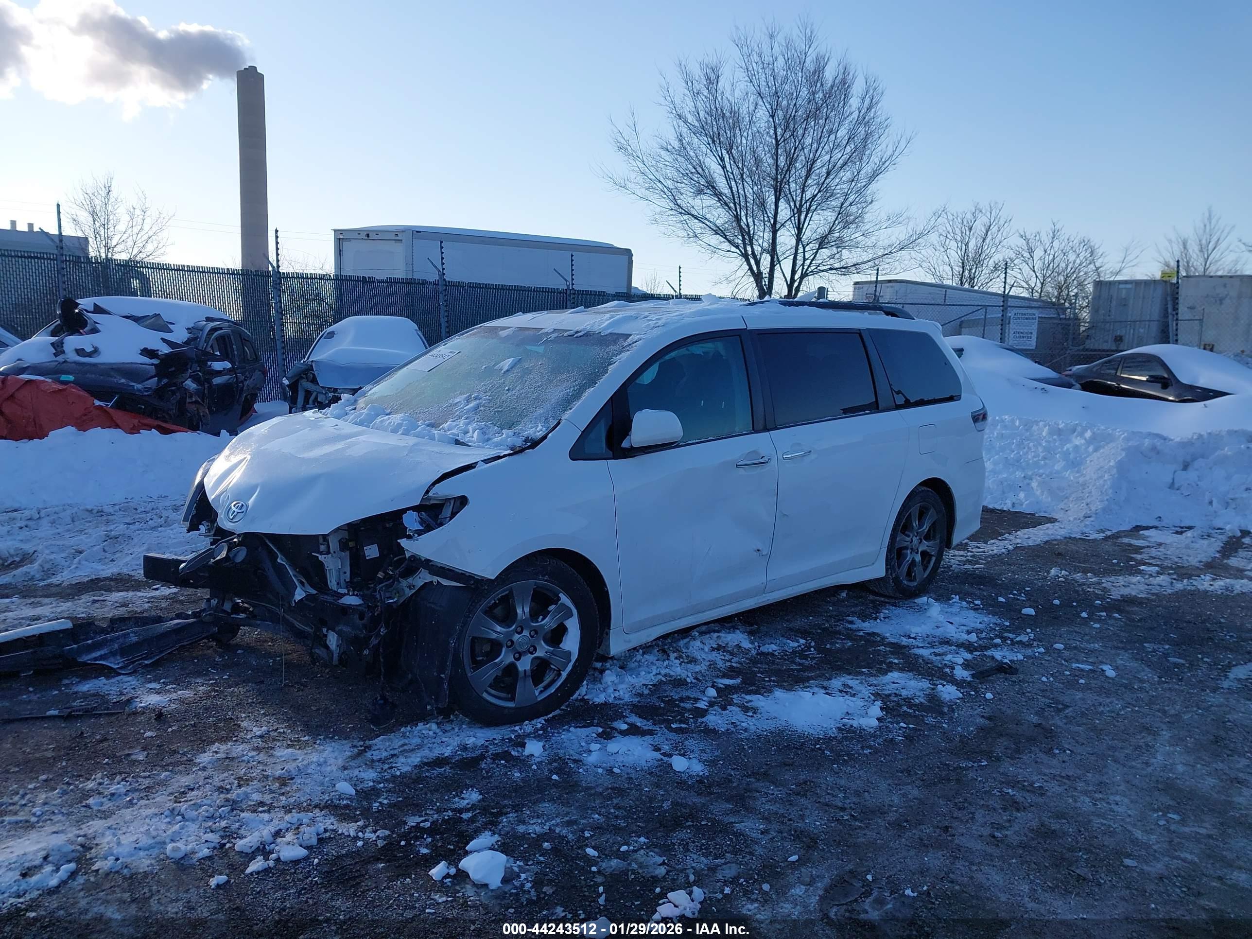 TOYOTA SIENNA image 2