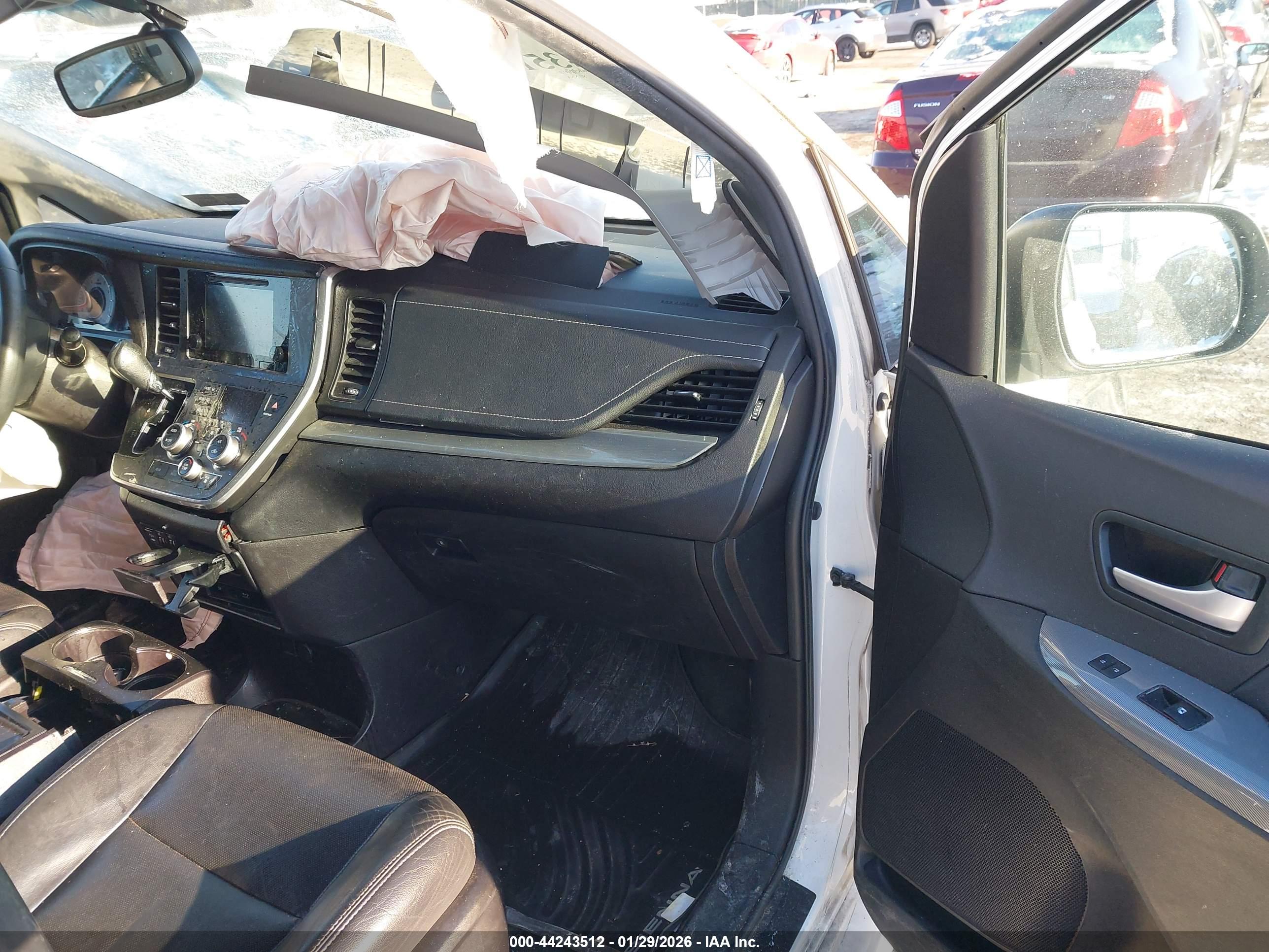 TOYOTA SIENNA image 5