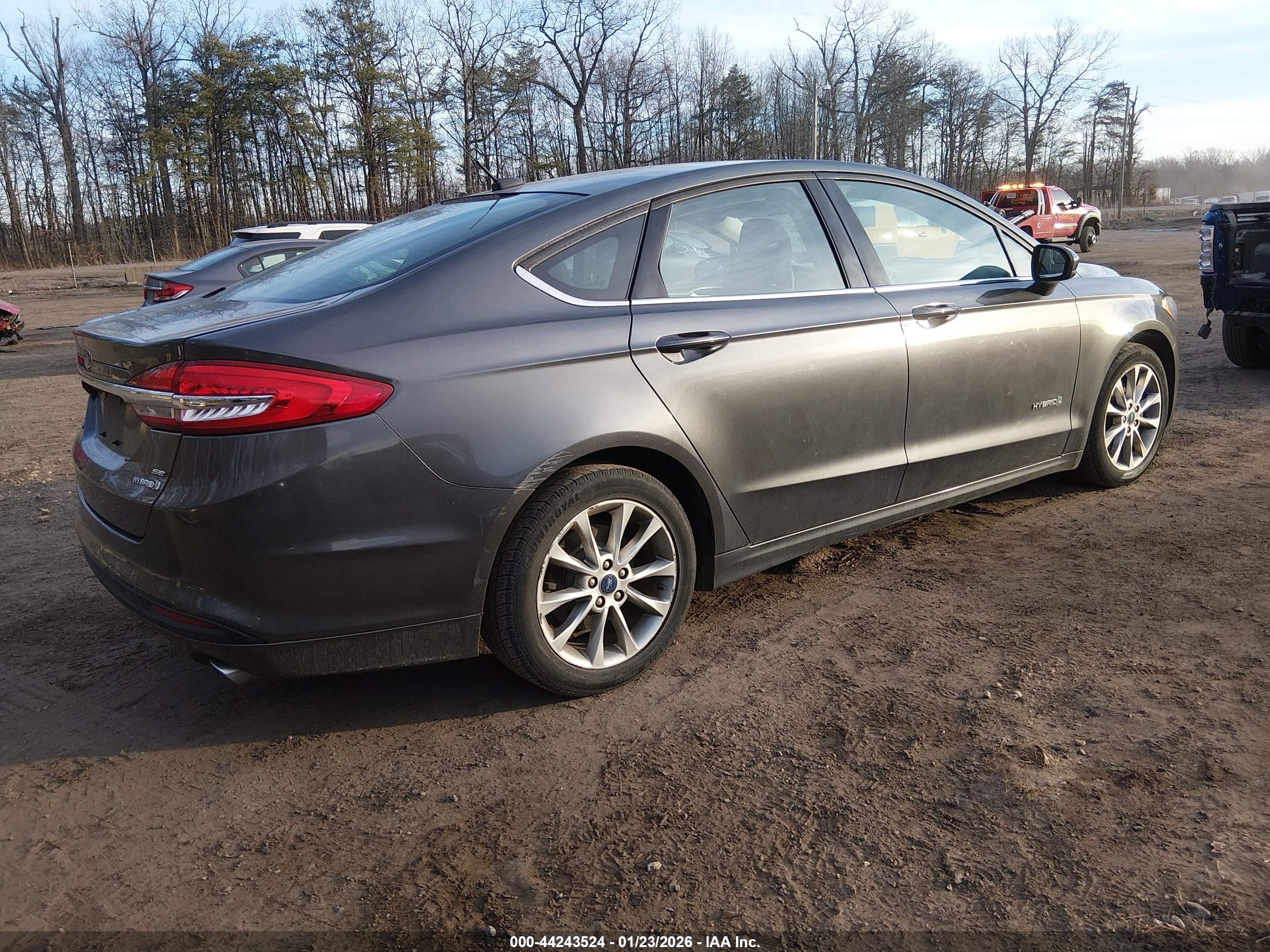 FORD FUSION image 4