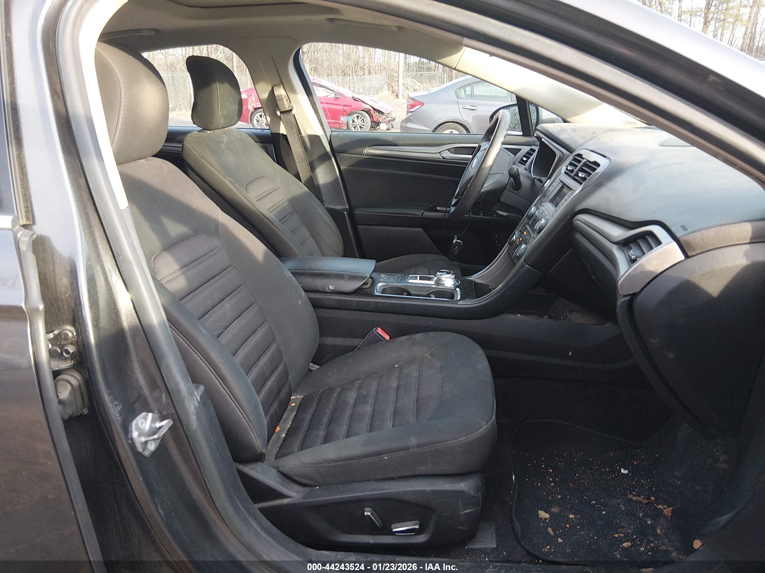 FORD FUSION image 5
