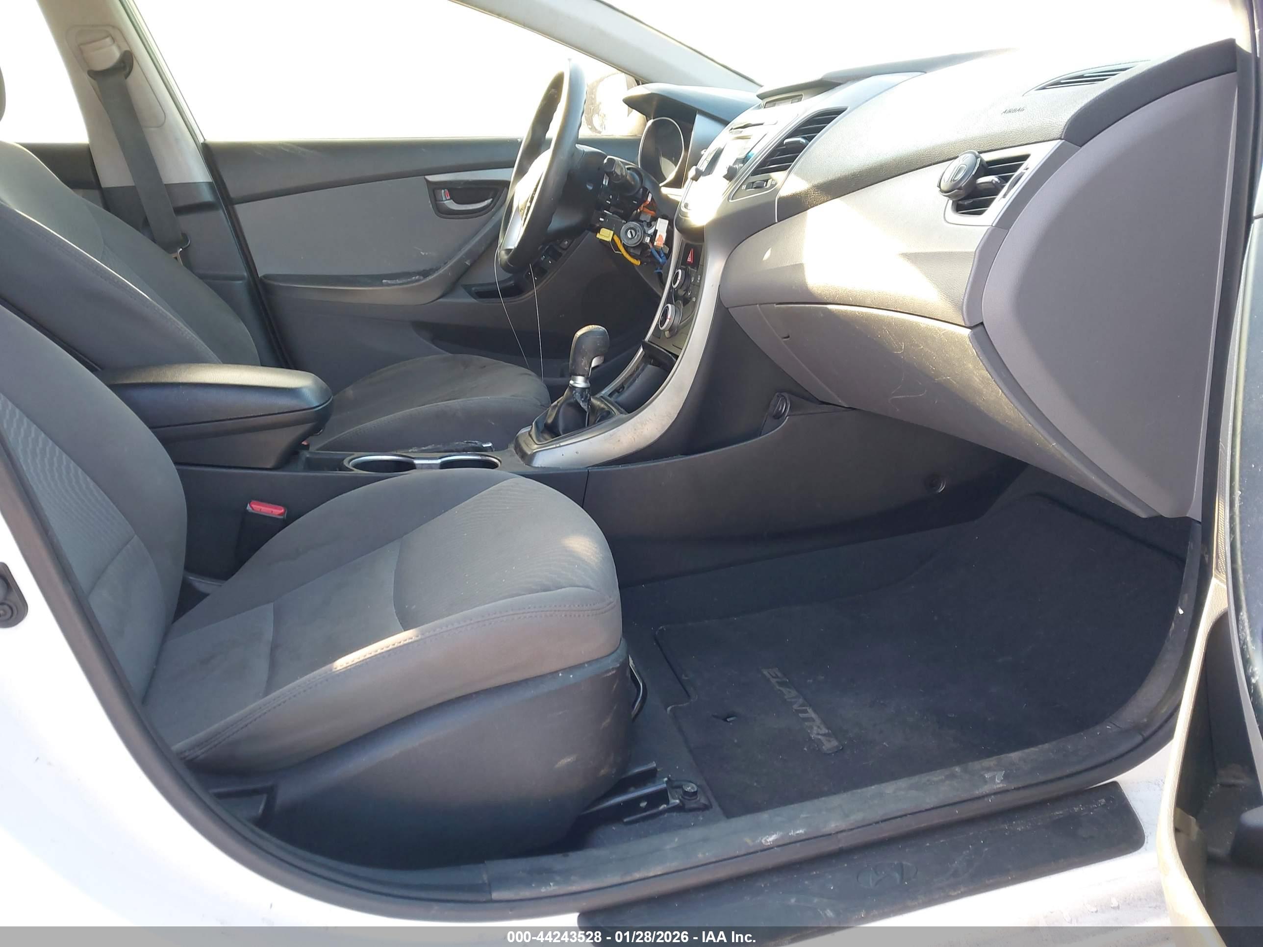 HYUNDAI ELANTRA image 5