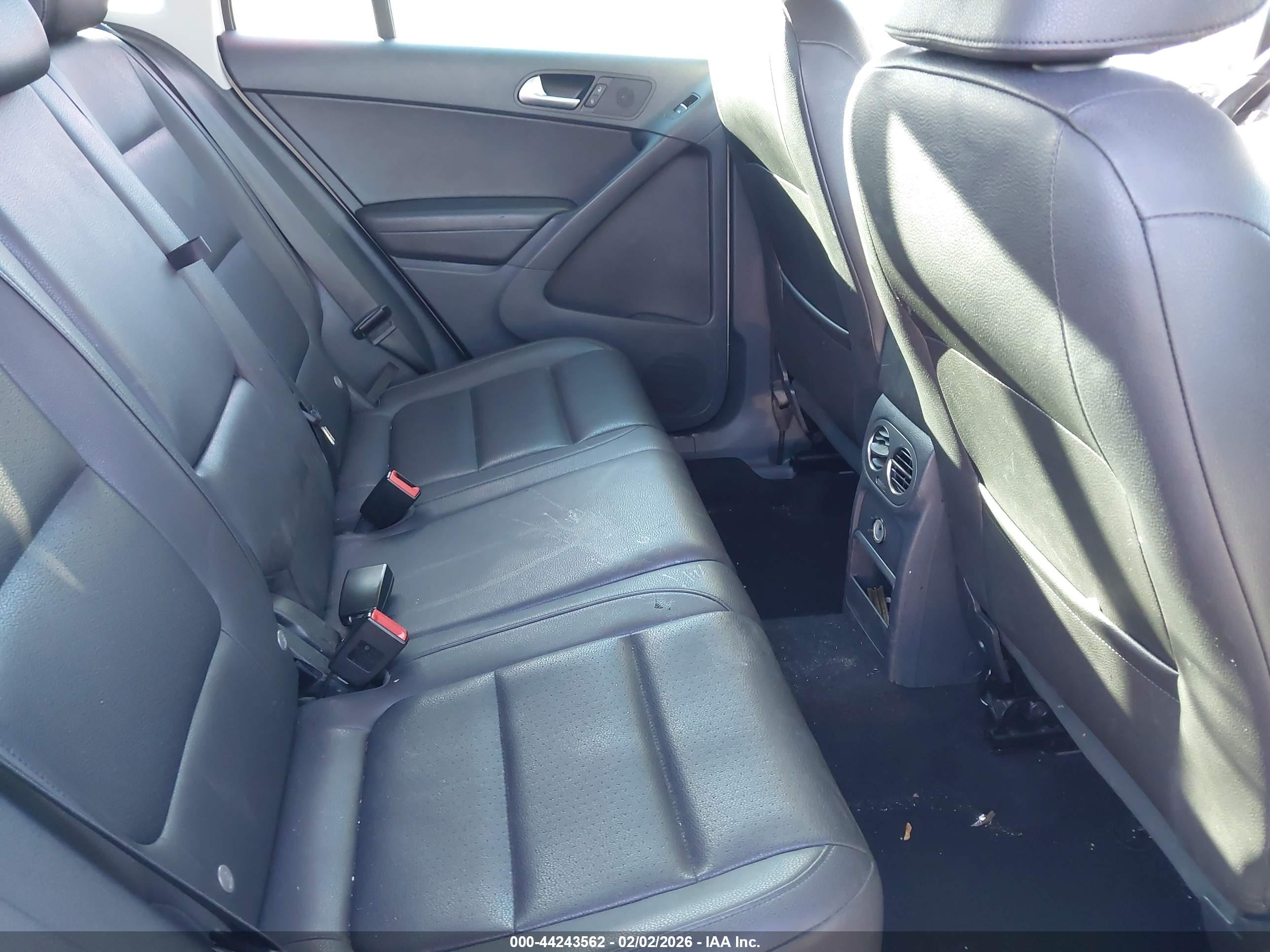 VOLKSWAGEN TIGUAN image 8