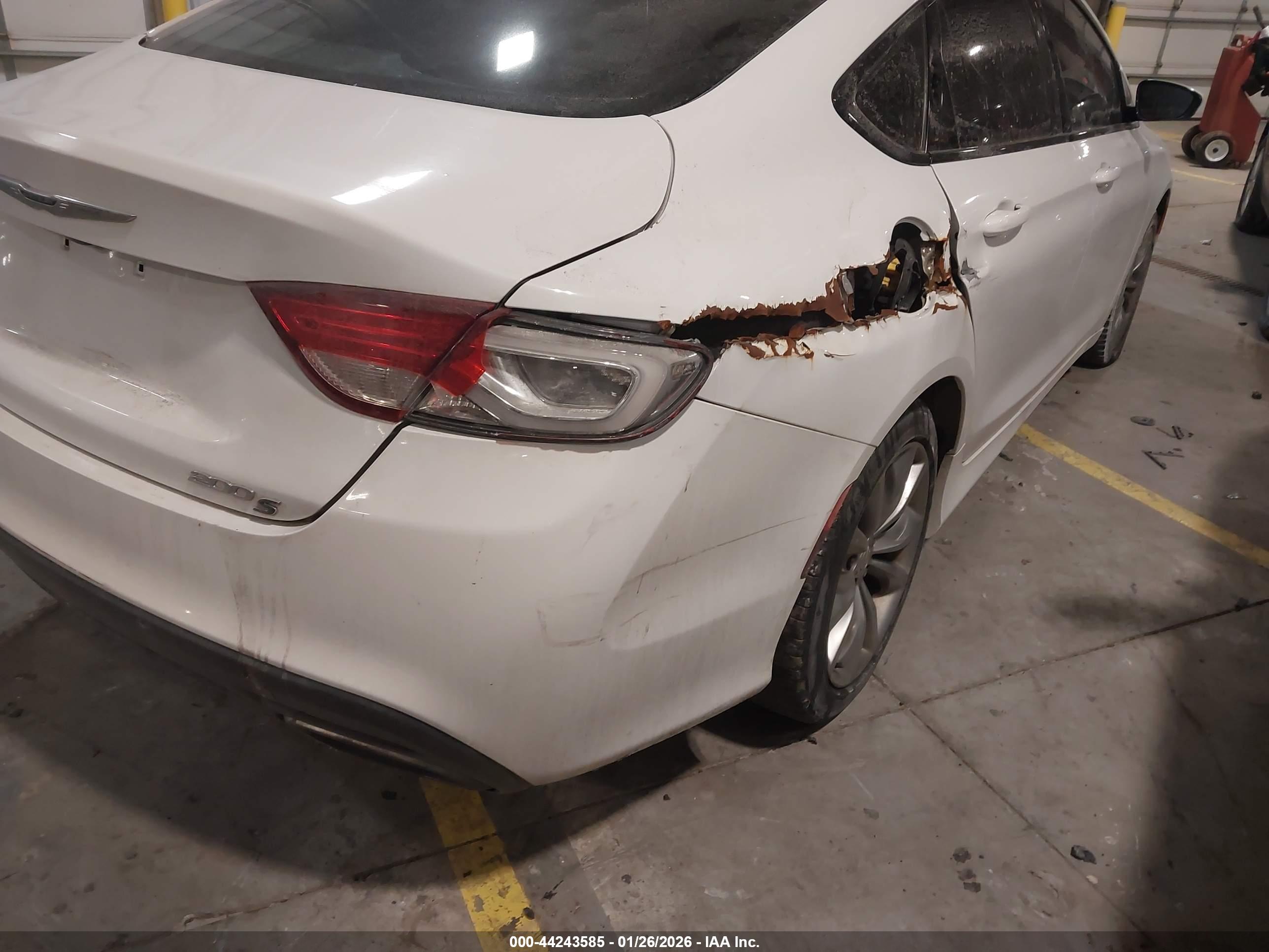 CHRYSLER 200 image 6