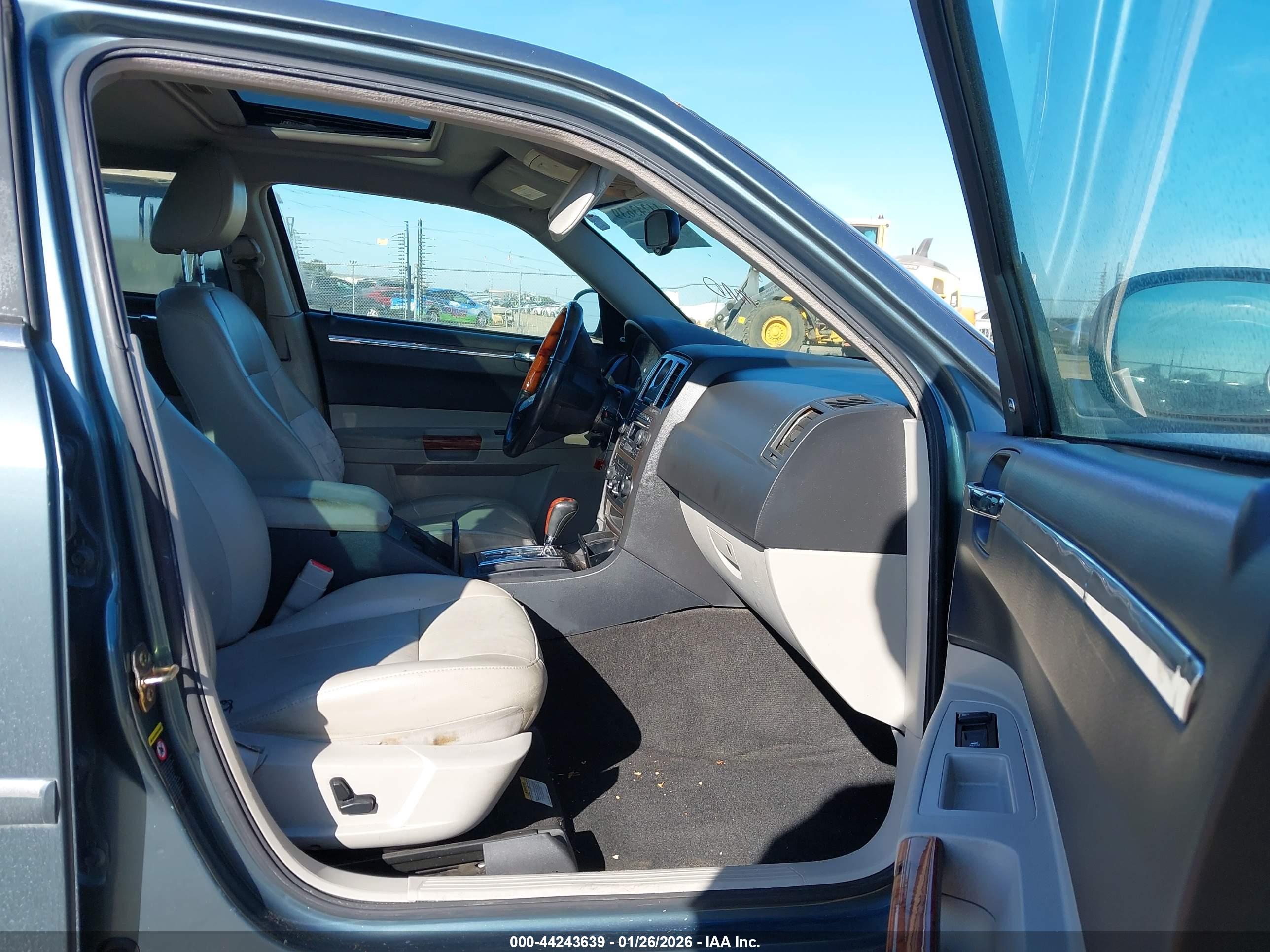 CHRYSLER 300 image 5