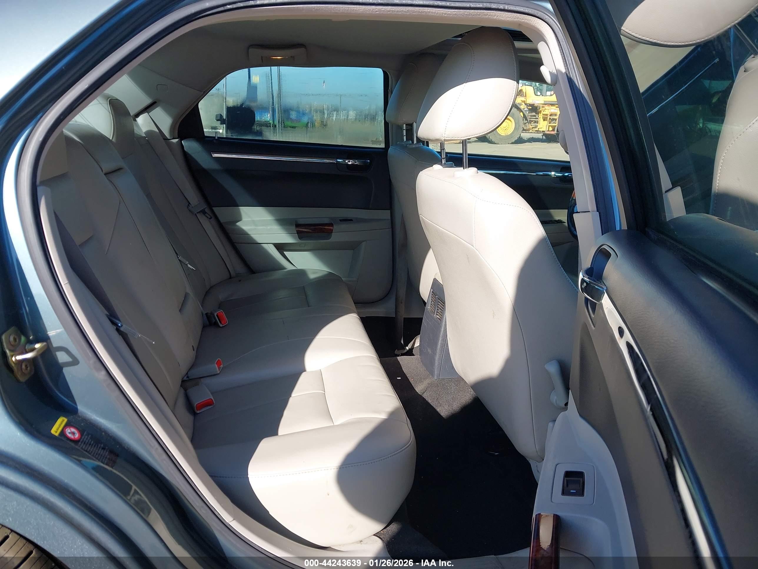 CHRYSLER 300 image 8