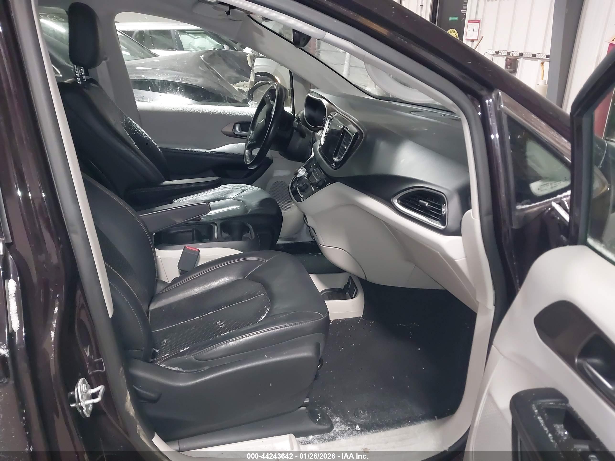 CHRYSLER PACIFICA image 5