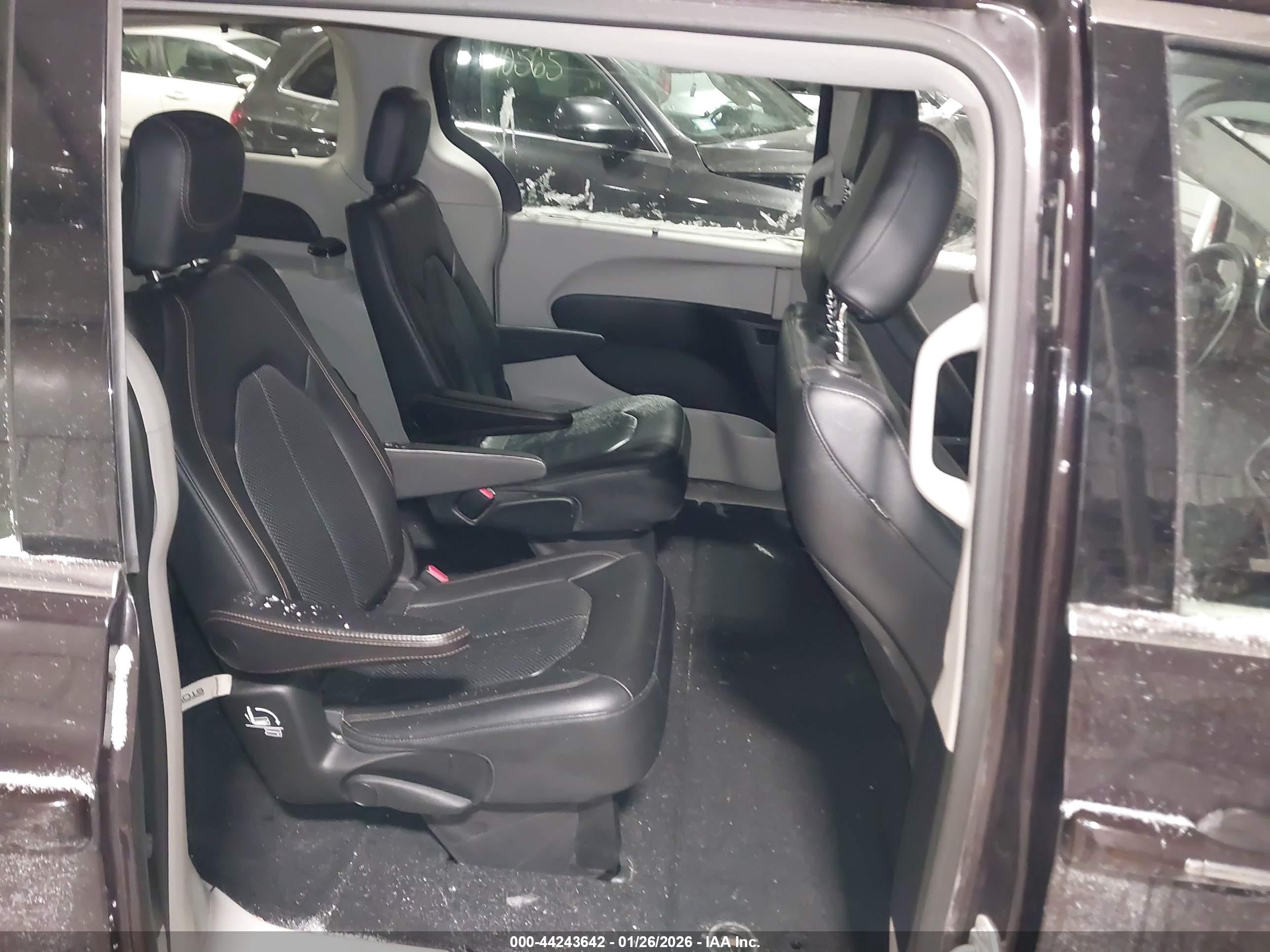 CHRYSLER PACIFICA image 8