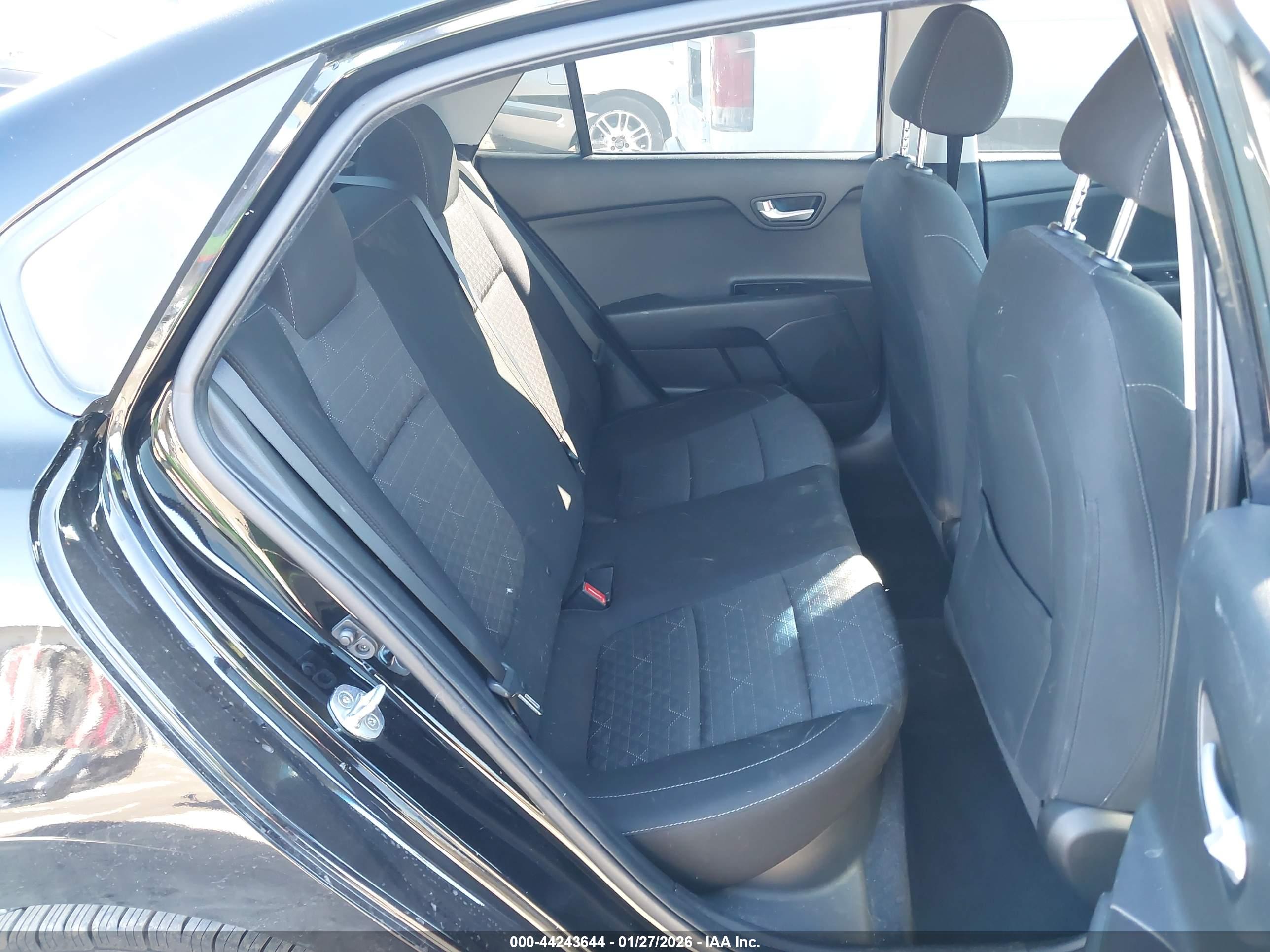 KIA RIO image 8