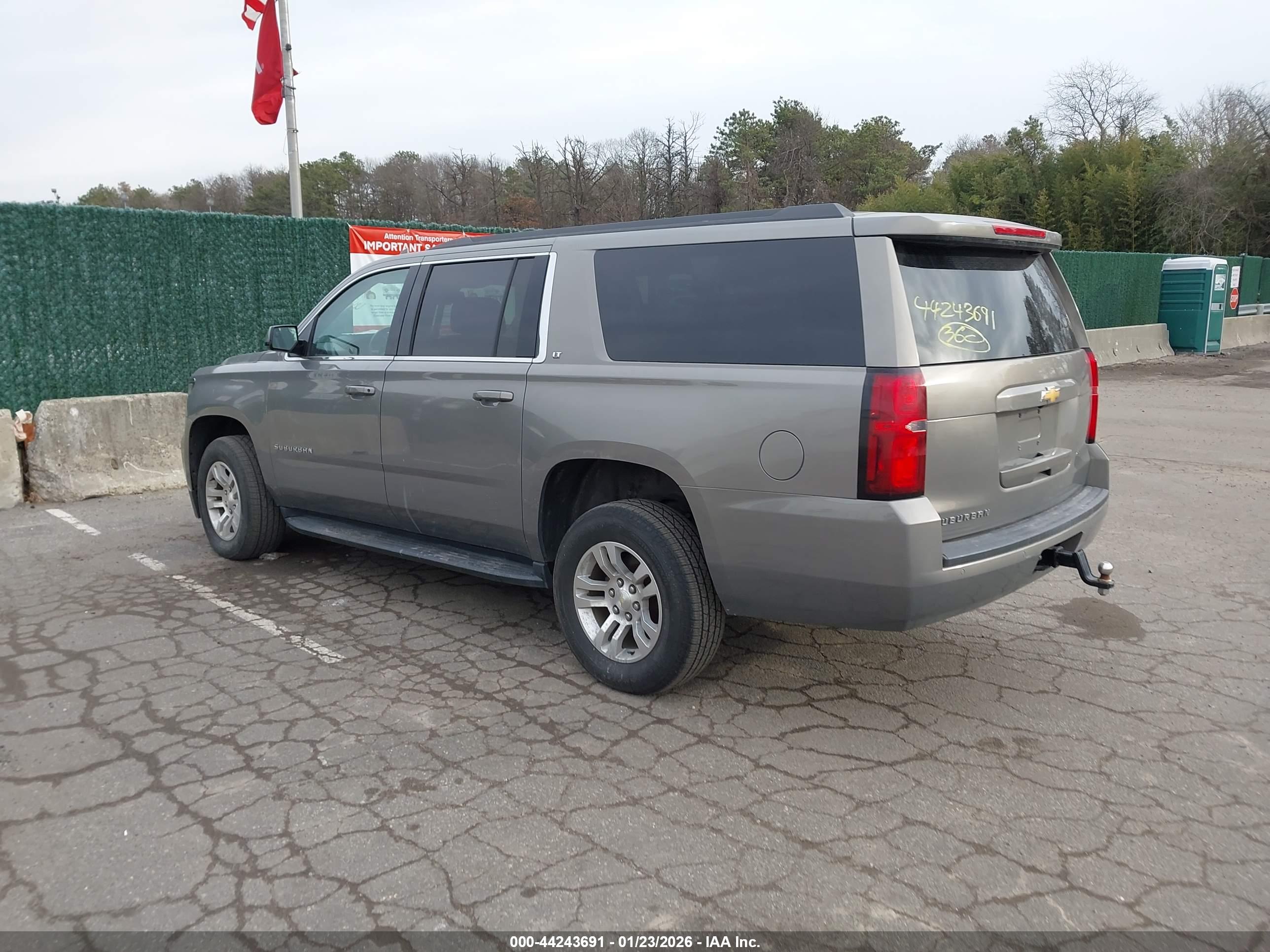 CHEVROLET SUBURBAN image 3