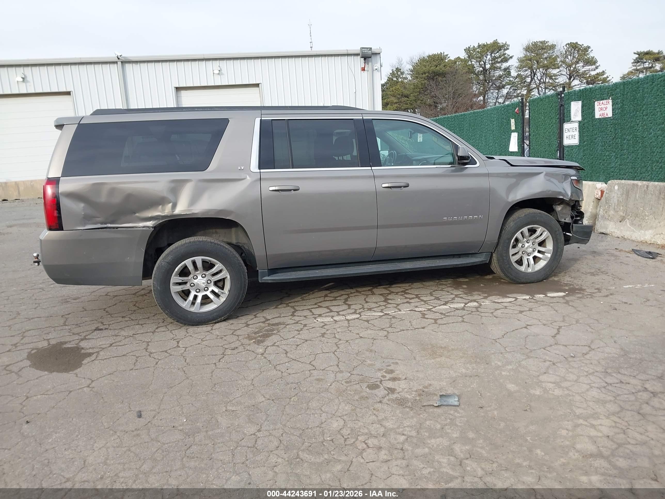 CHEVROLET SUBURBAN image 6