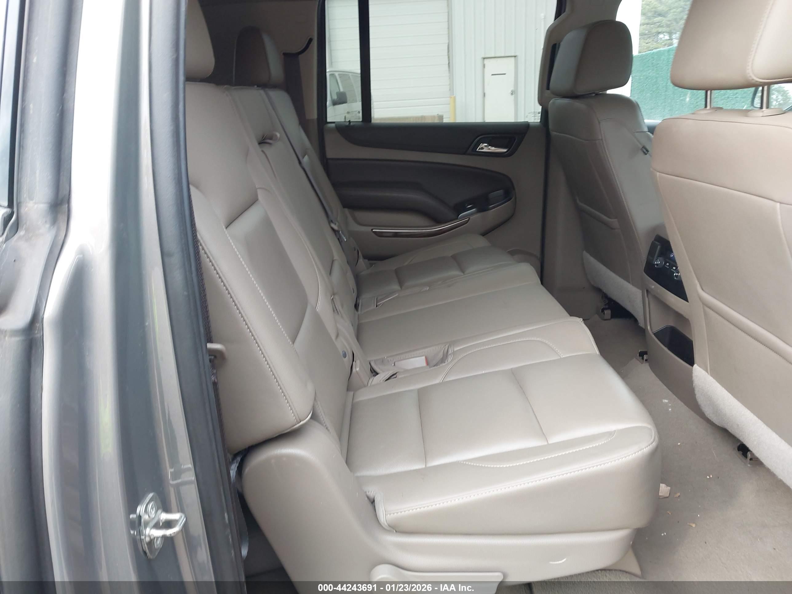 CHEVROLET SUBURBAN image 8