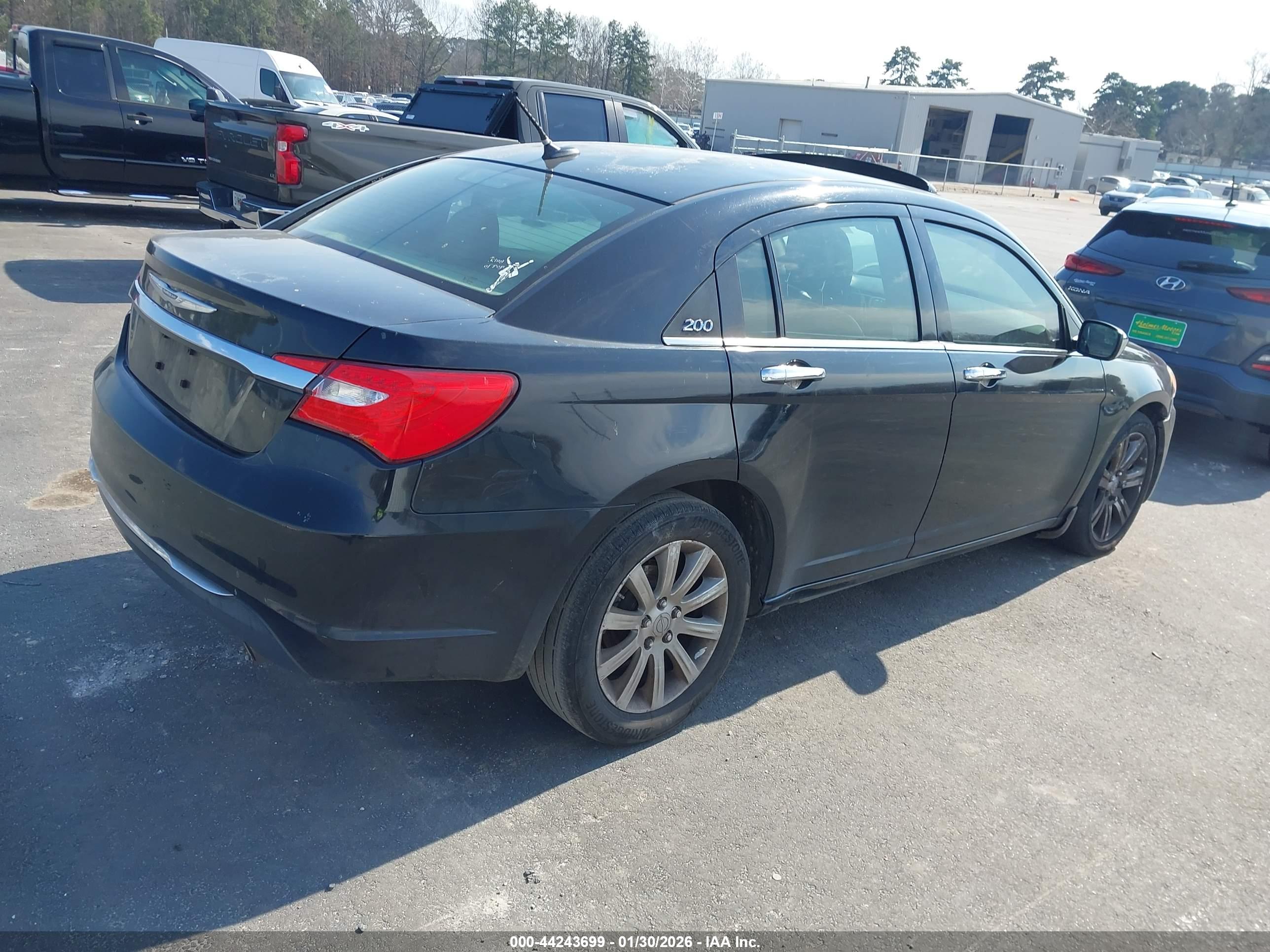 CHRYSLER 200 image 4