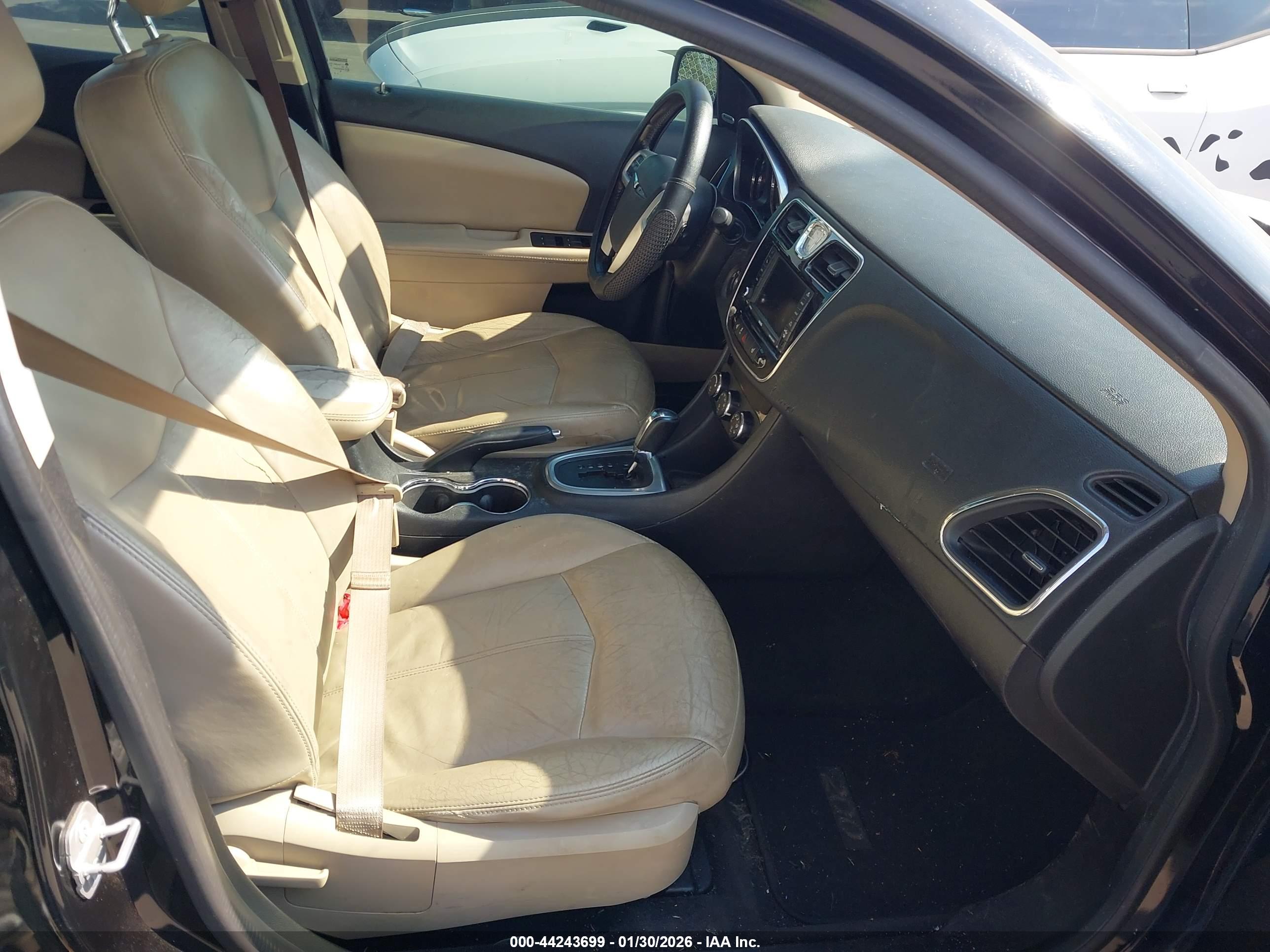CHRYSLER 200 image 5