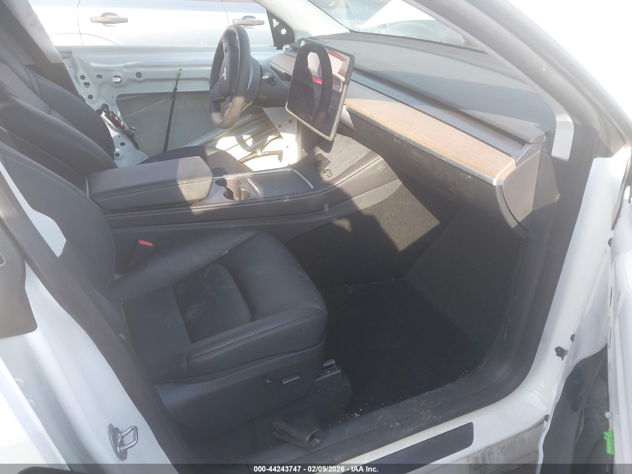 TESLA MODEL image 5