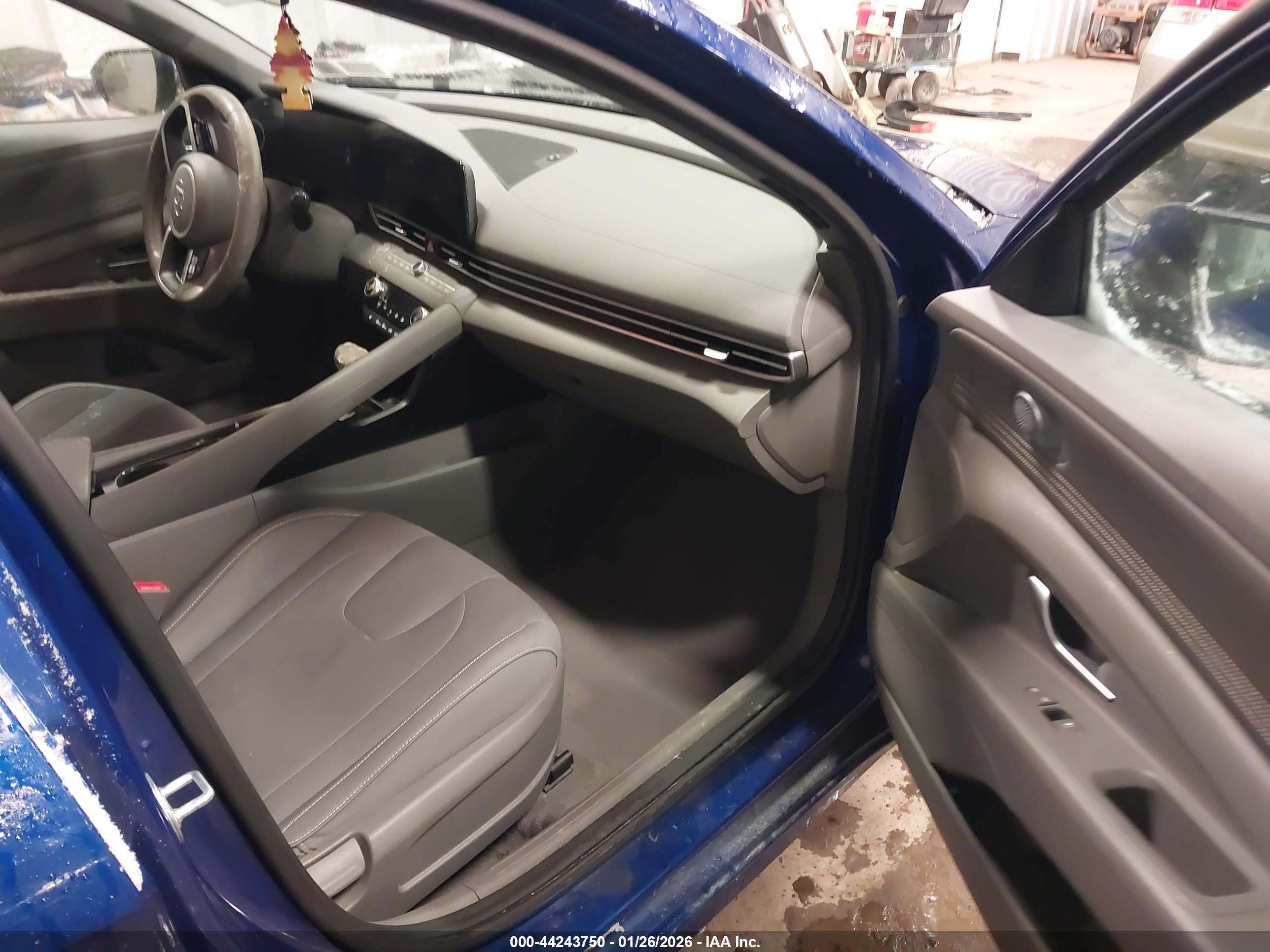 HYUNDAI ELANTRA image 5