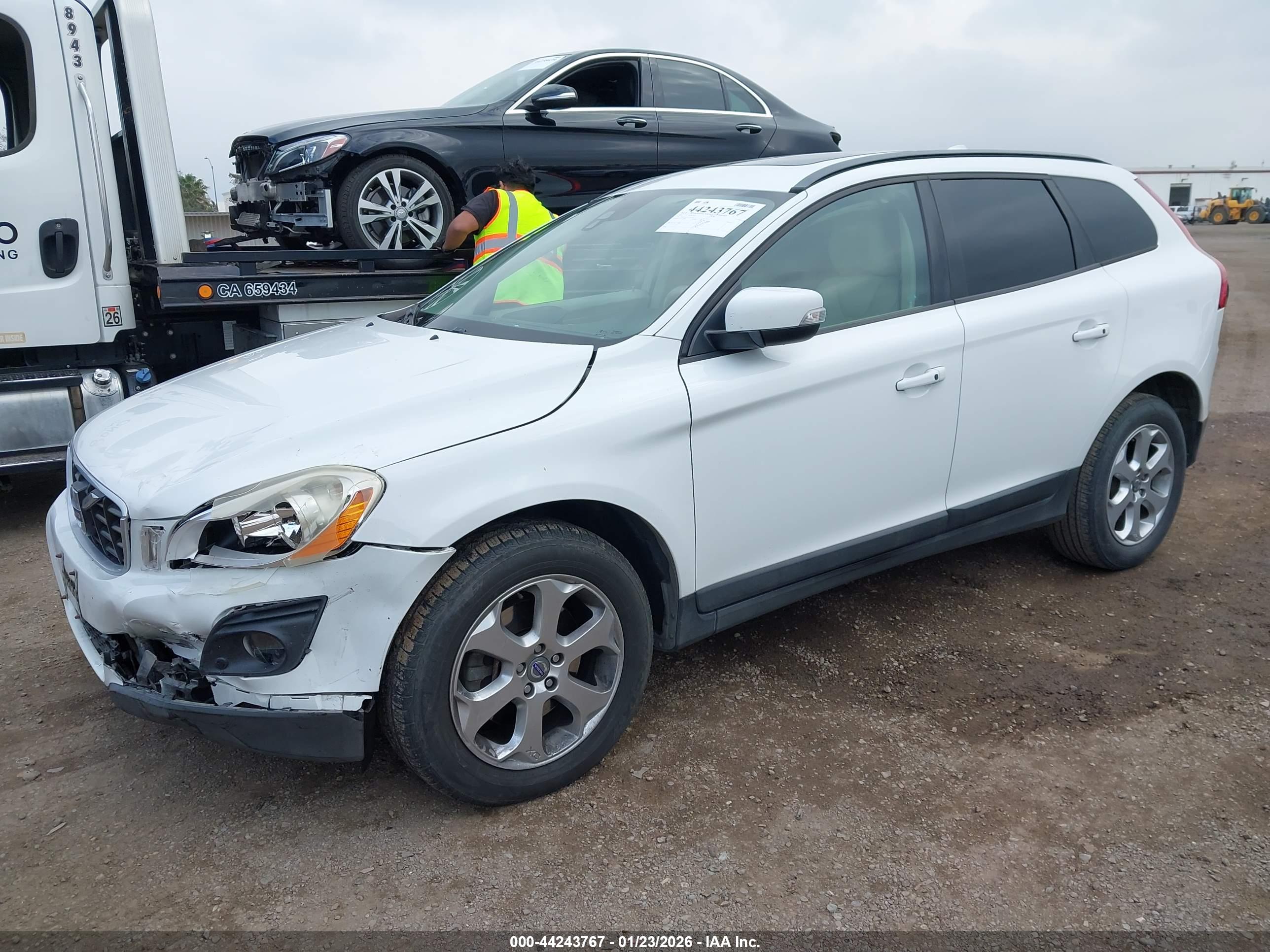 VOLVO XC60 image 2