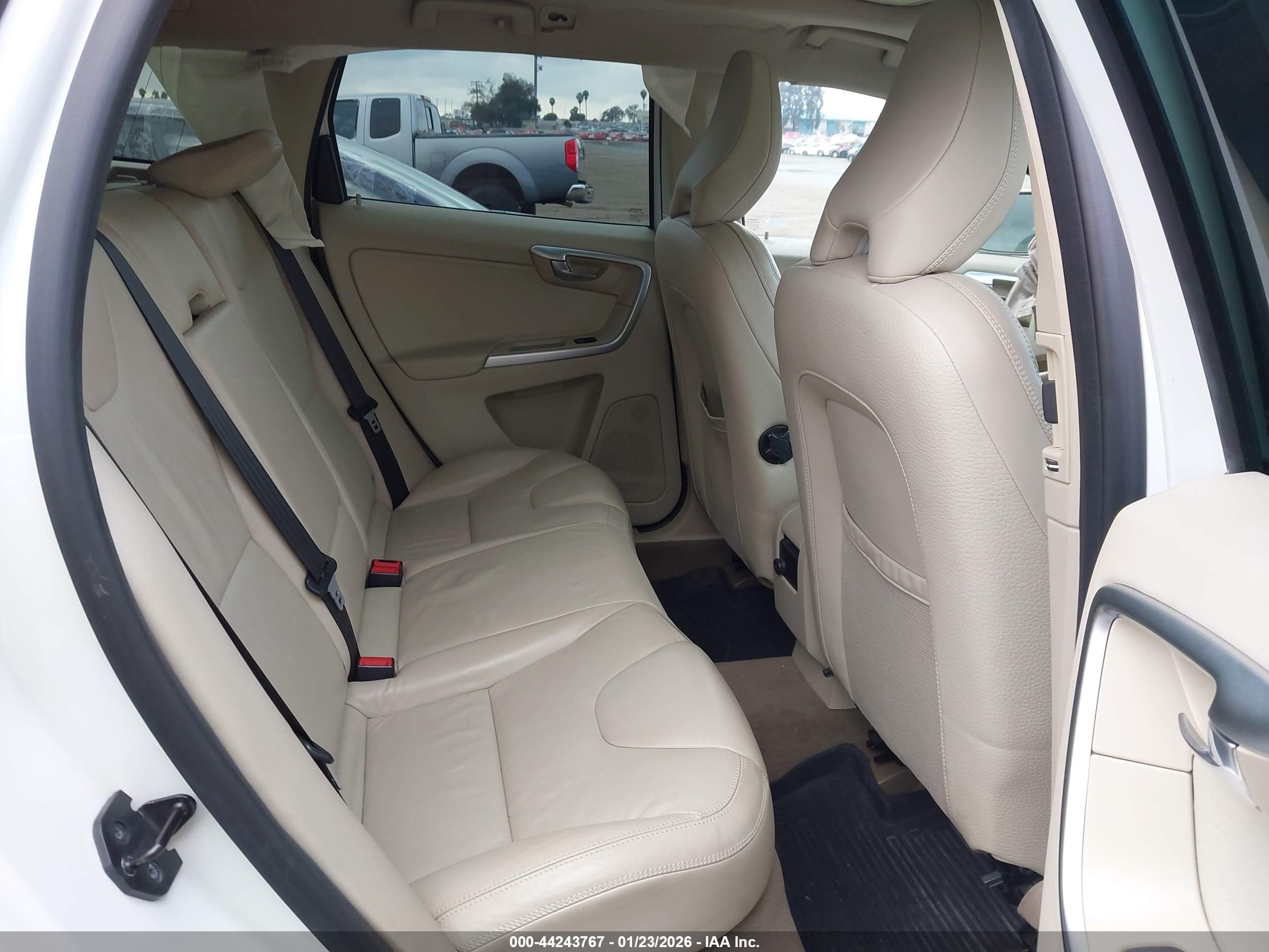 VOLVO XC60 image 8
