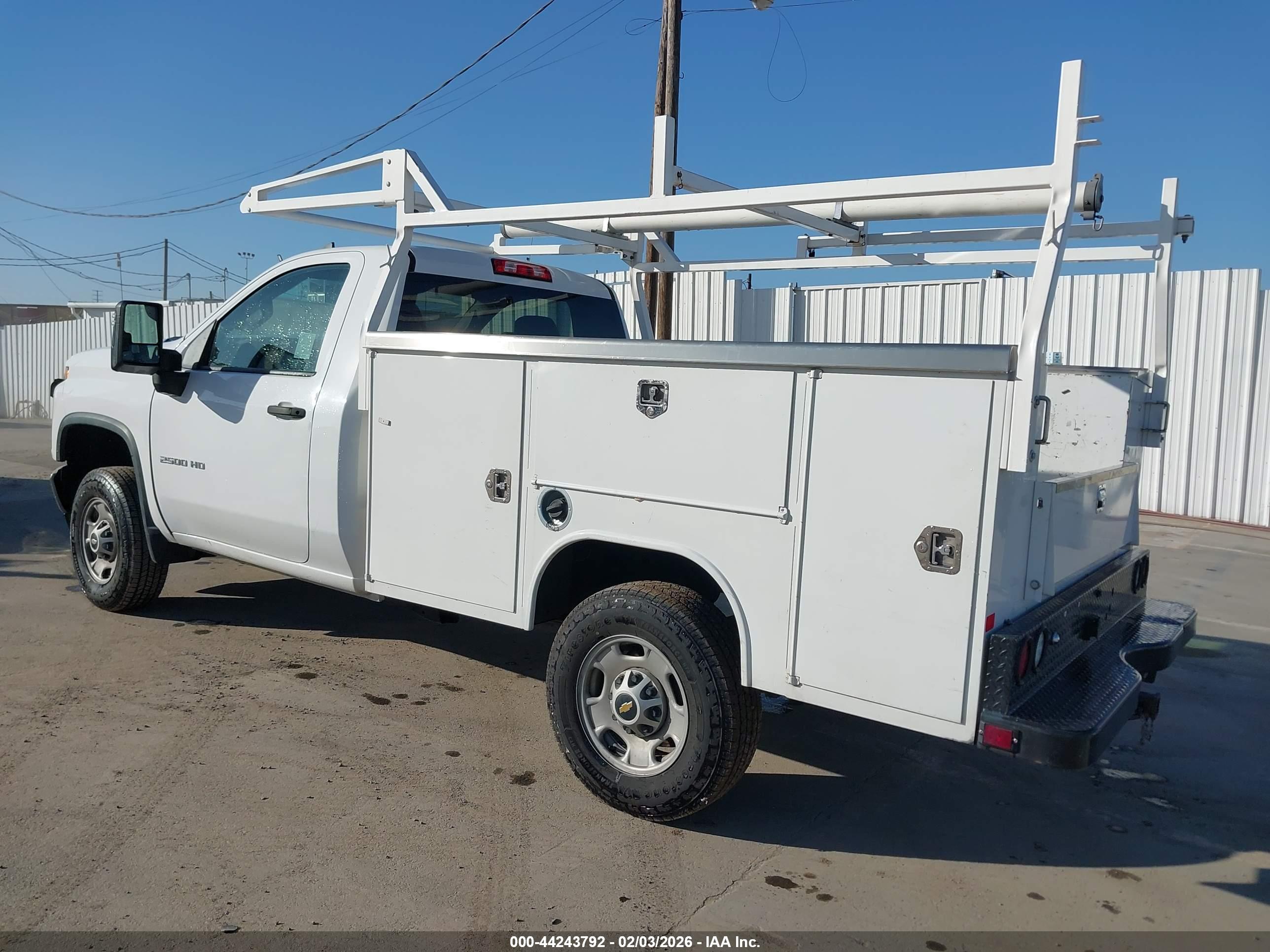 CHEVROLET SILVERADO image 3