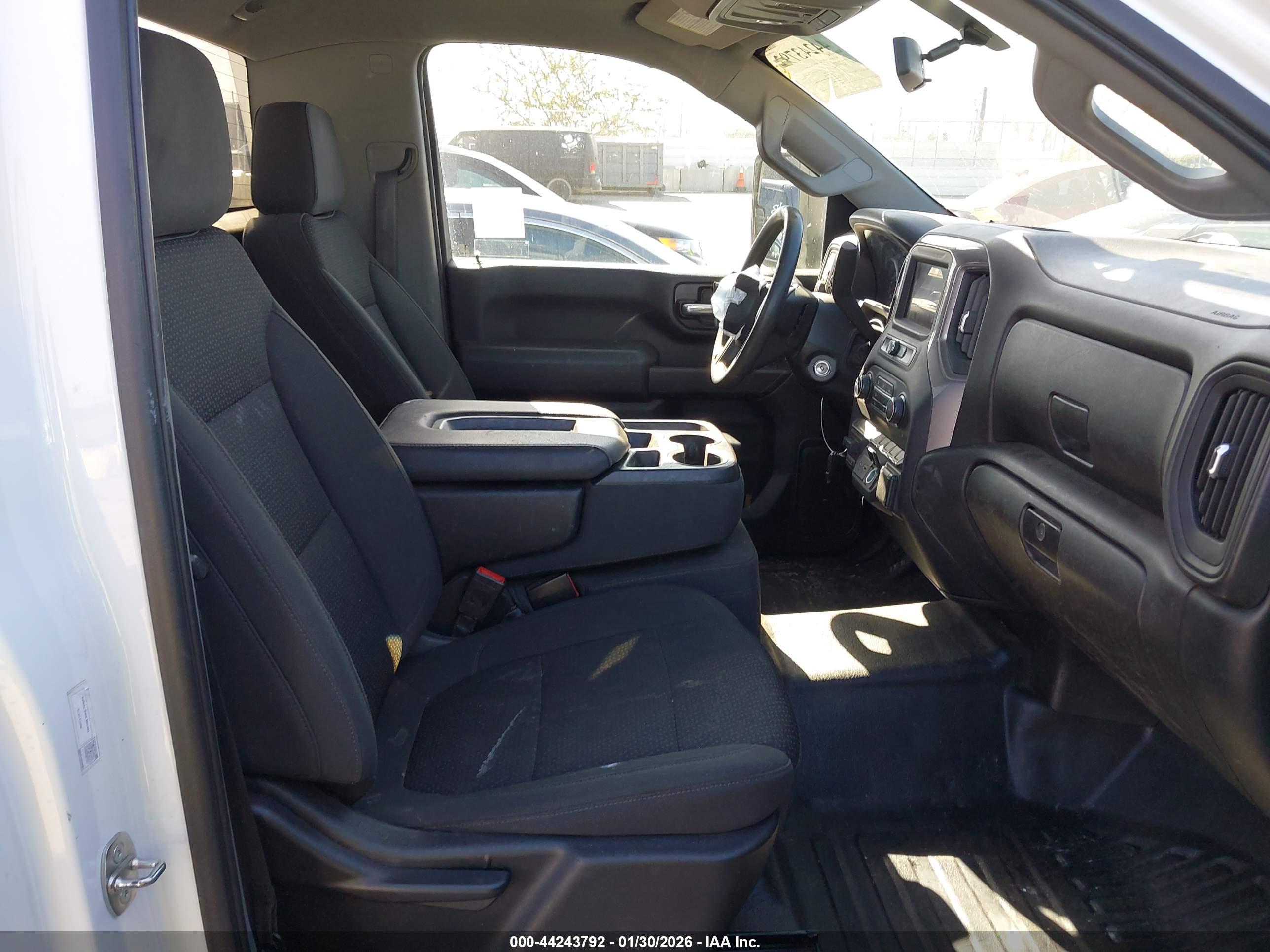 CHEVROLET SILVERADO image 5