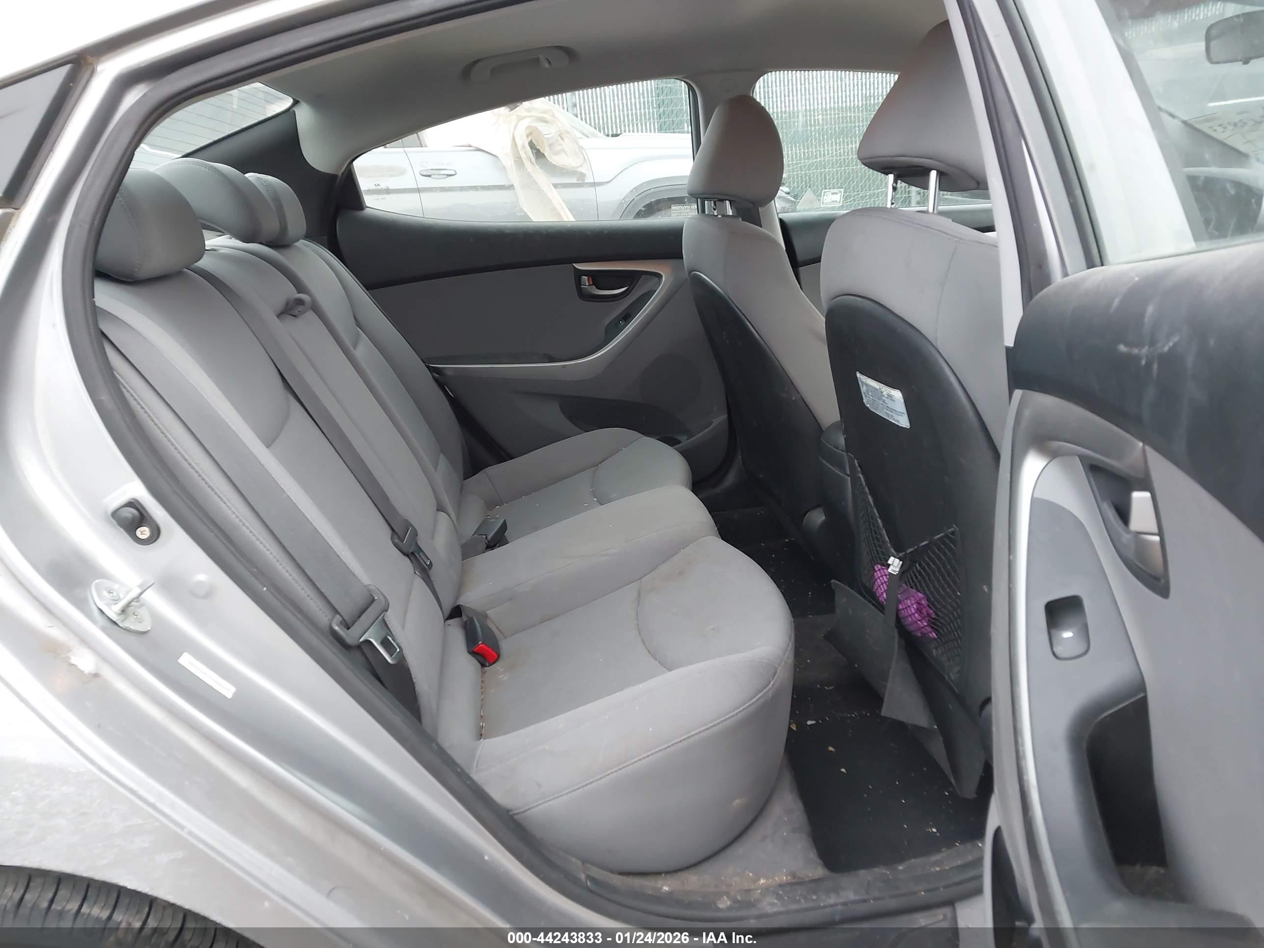 HYUNDAI ELANTRA image 8