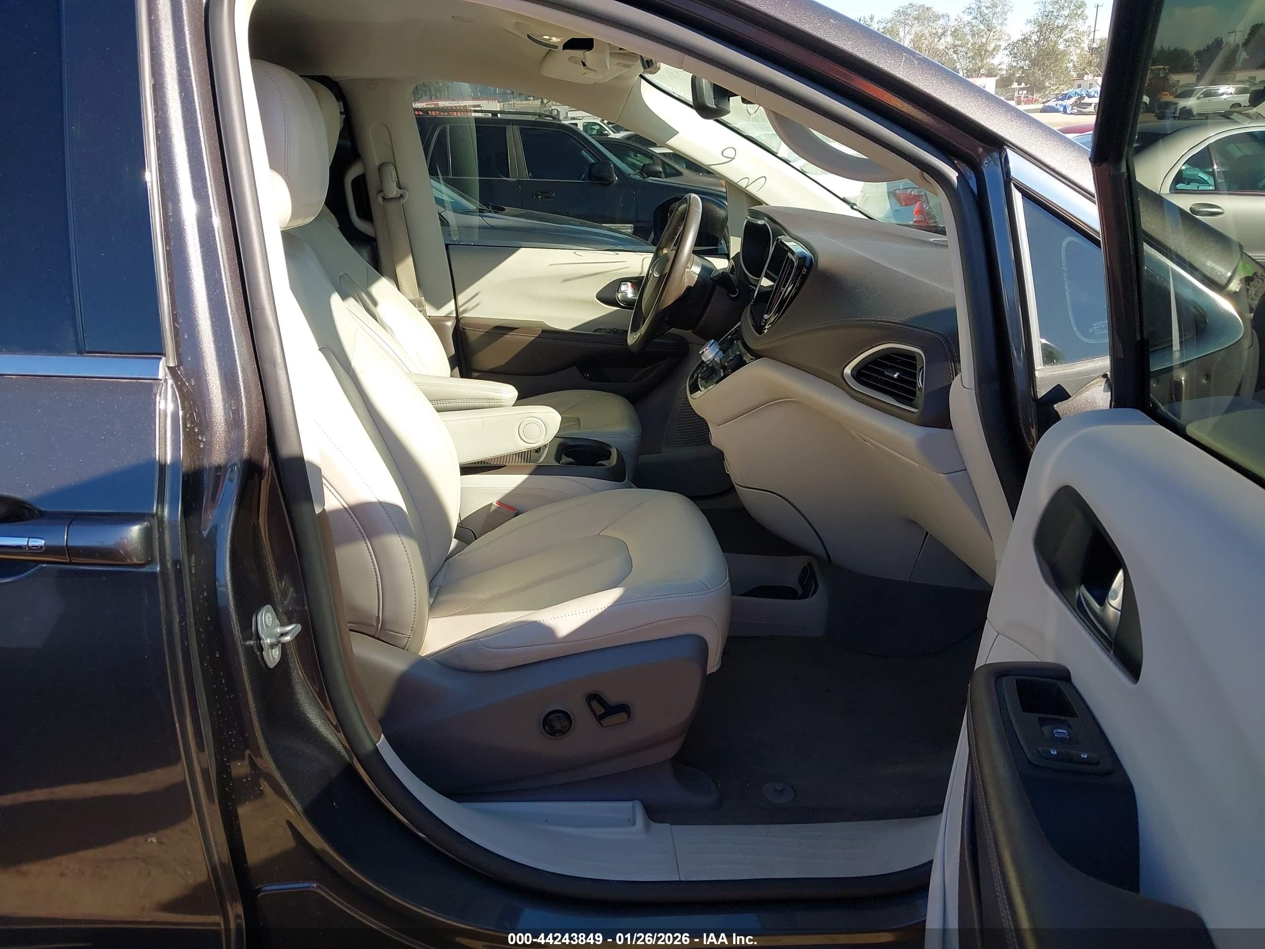 CHRYSLER PACIFICA image 5