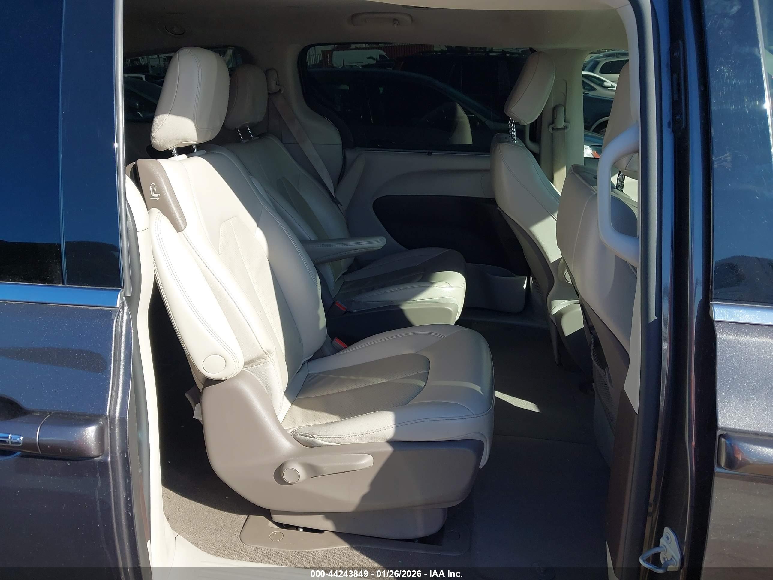 CHRYSLER PACIFICA image 8