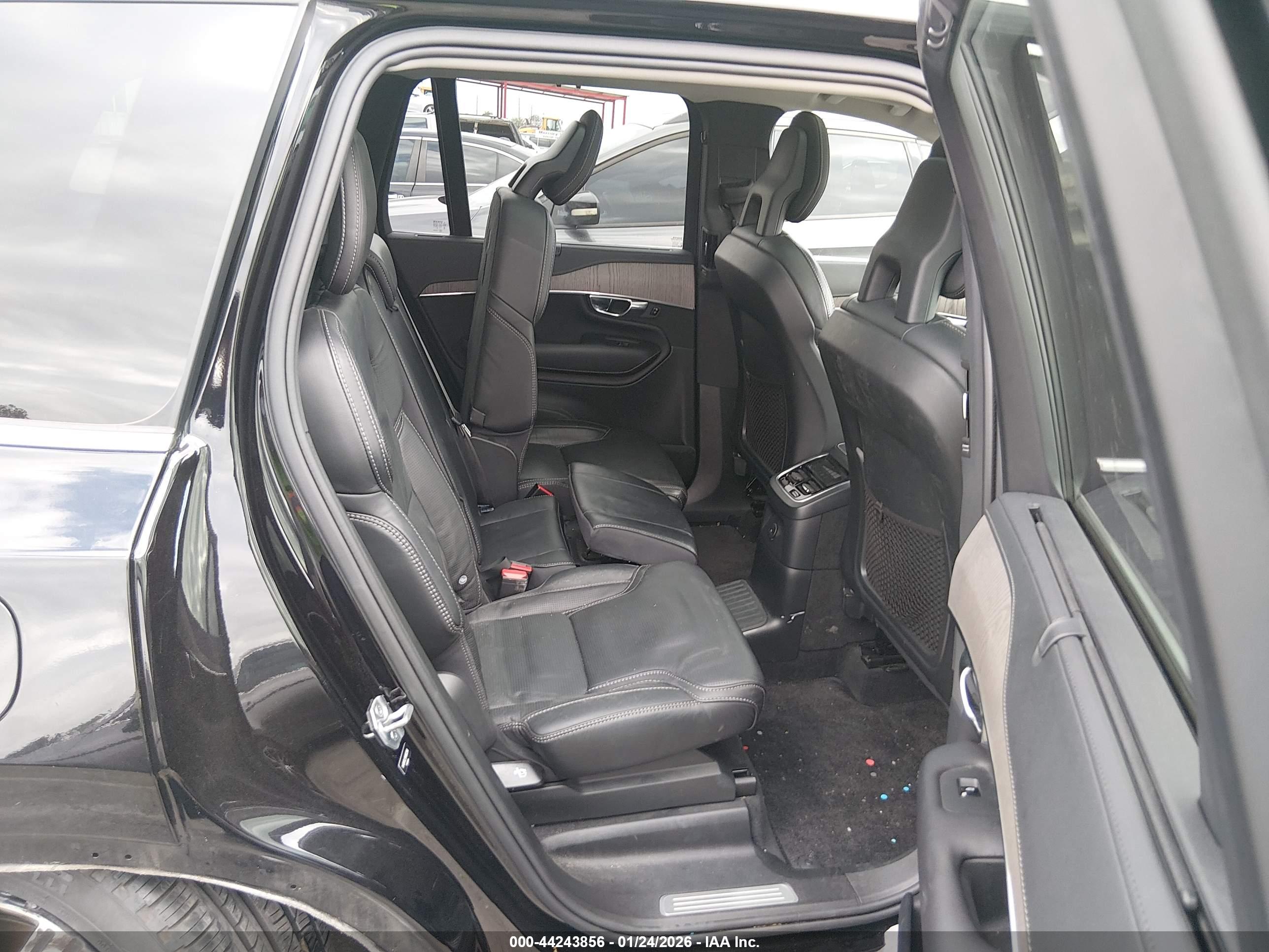 VOLVO XC90 image 8