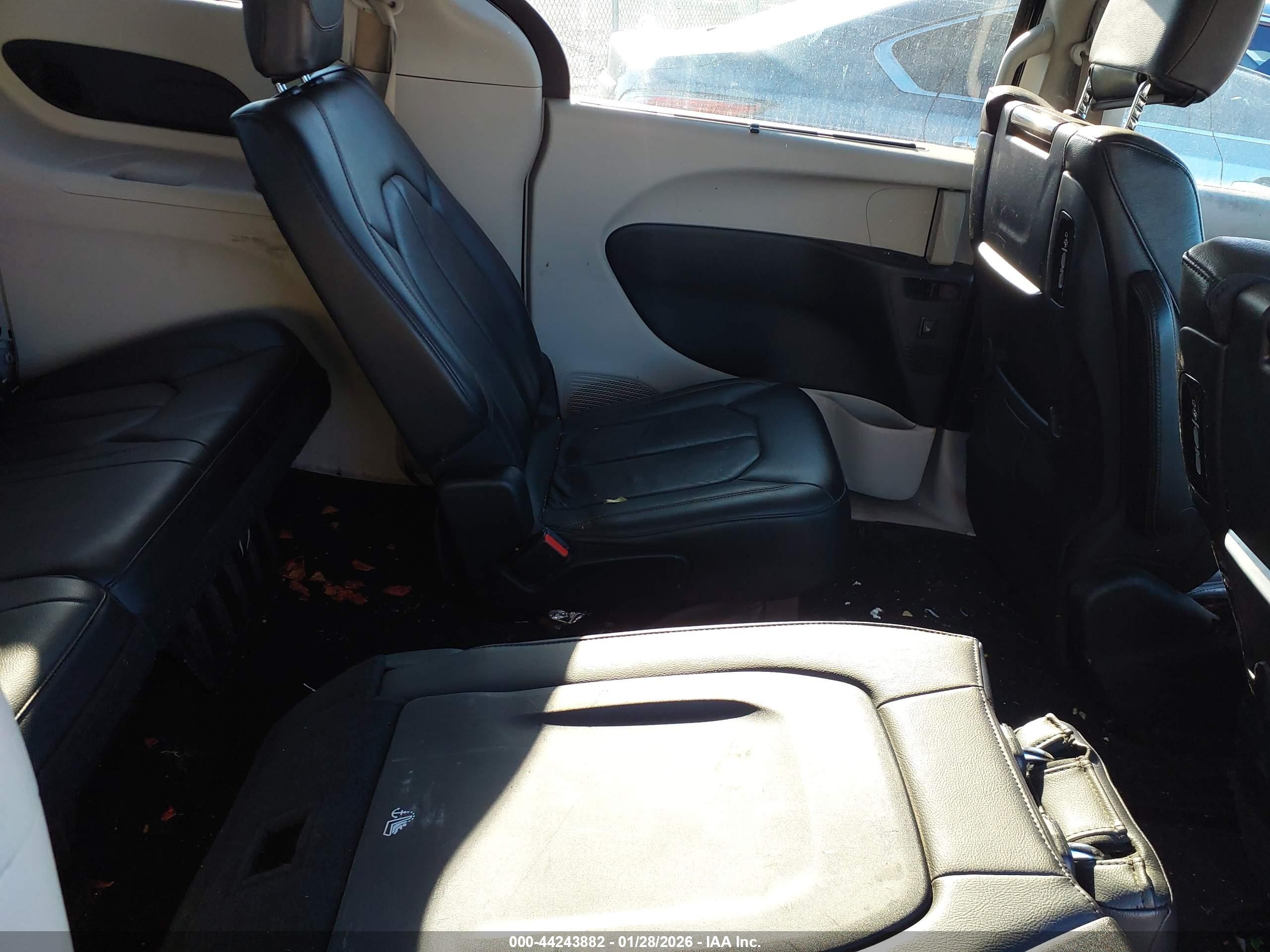CHRYSLER PACIFICA image 8