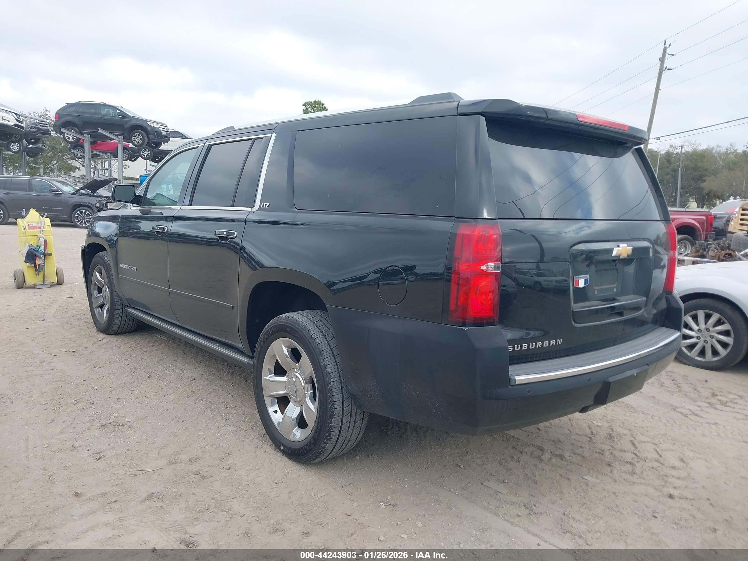CHEVROLET SUBURBAN image 3