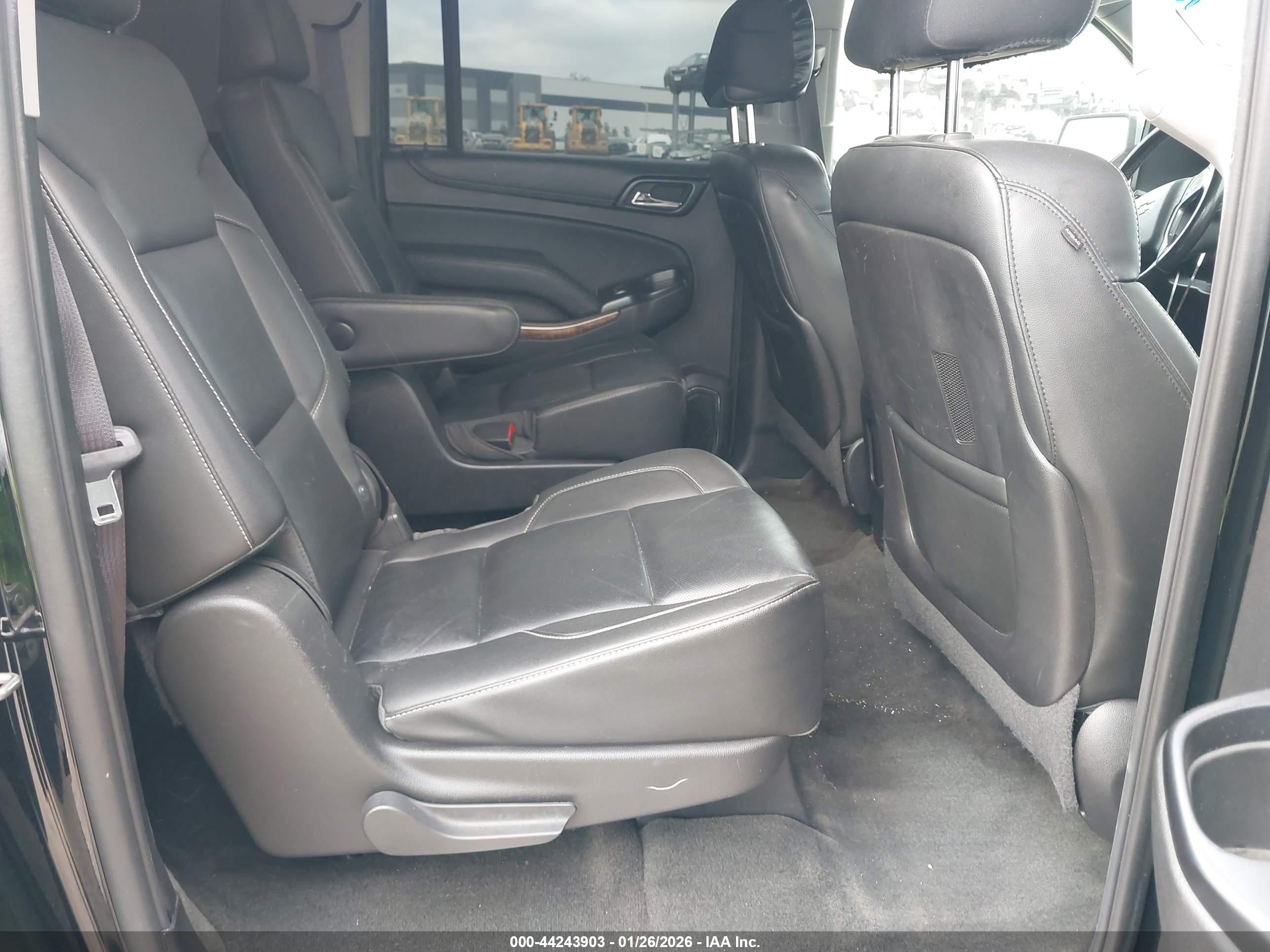 CHEVROLET SUBURBAN image 8
