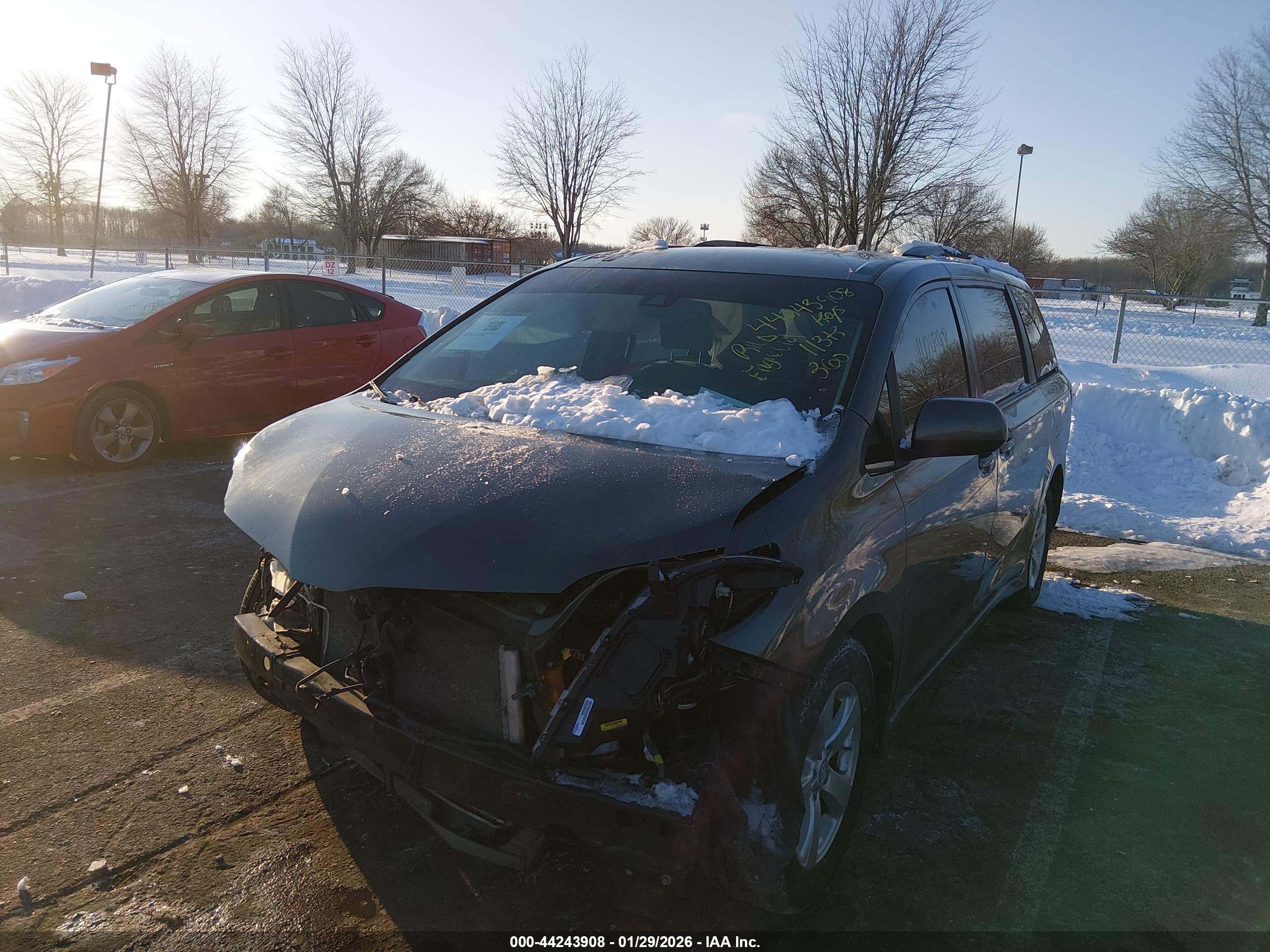 TOYOTA SIENNA image 2