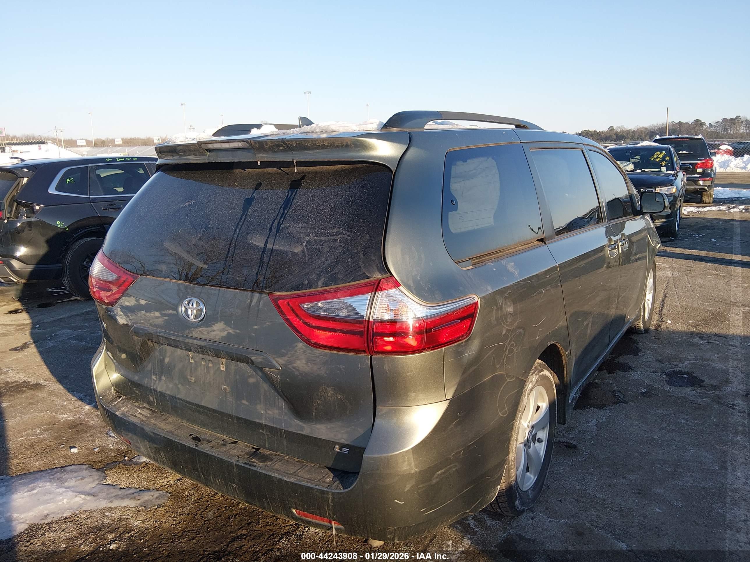 TOYOTA SIENNA image 4