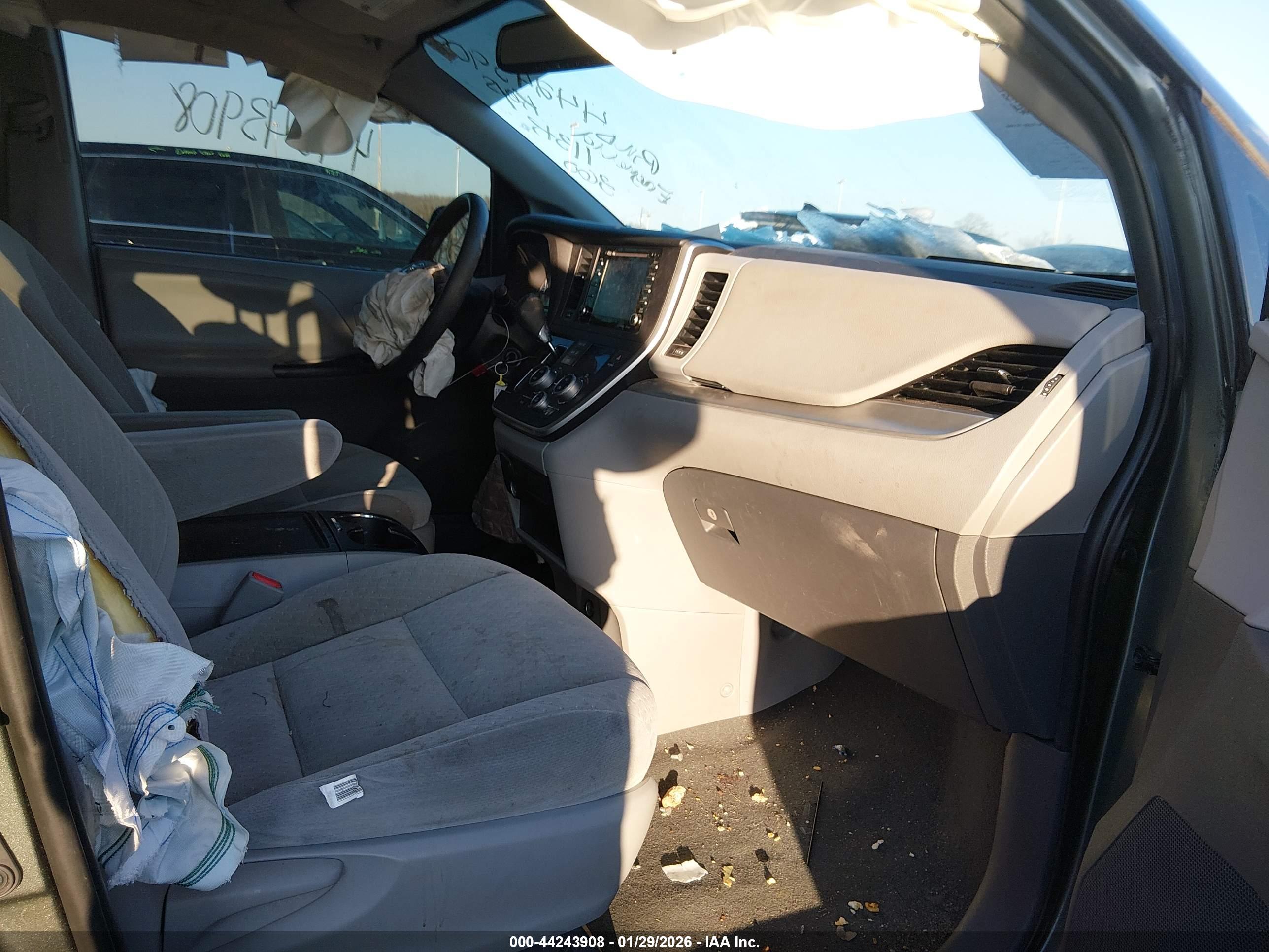 TOYOTA SIENNA image 5