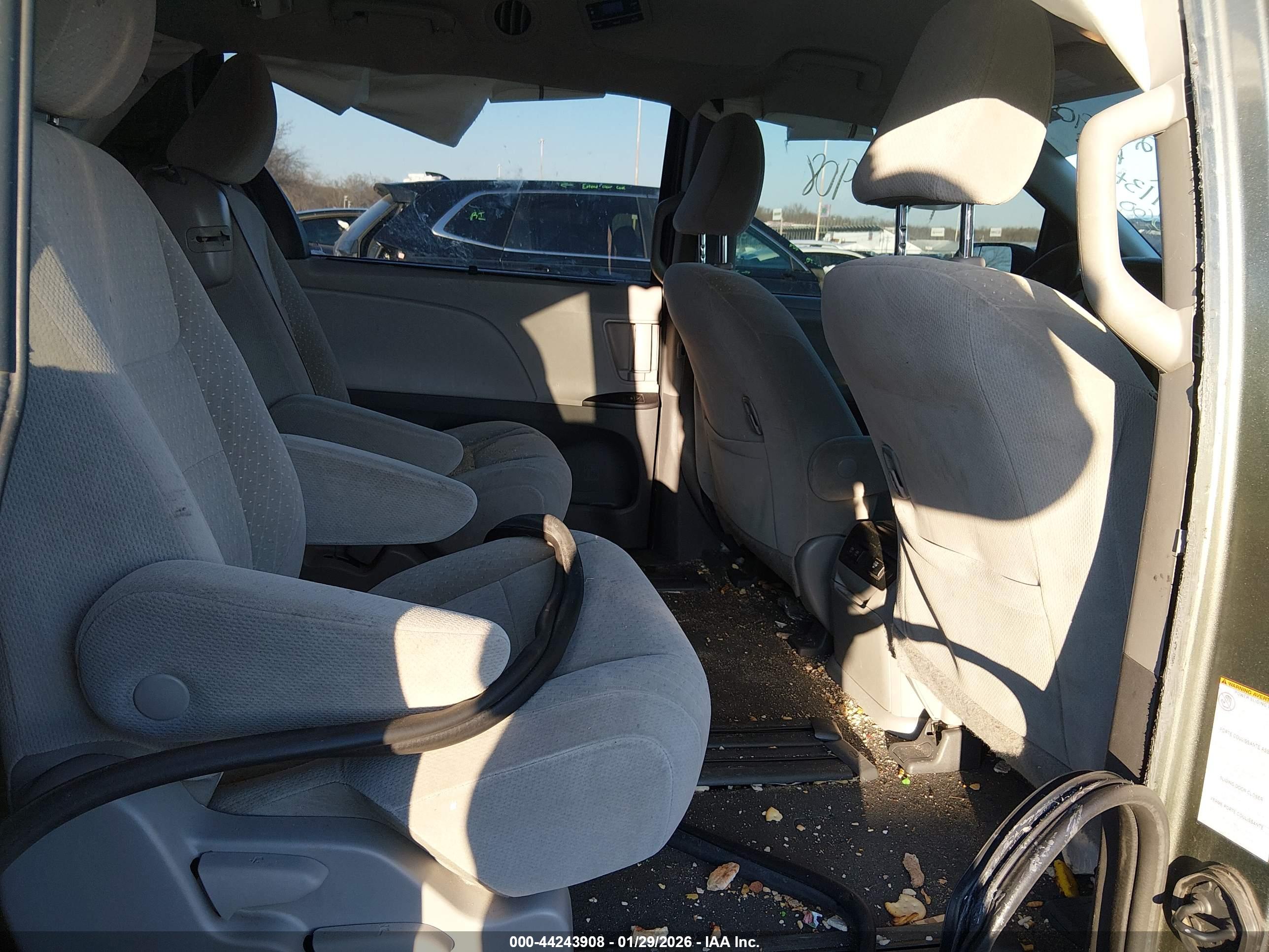 TOYOTA SIENNA image 8