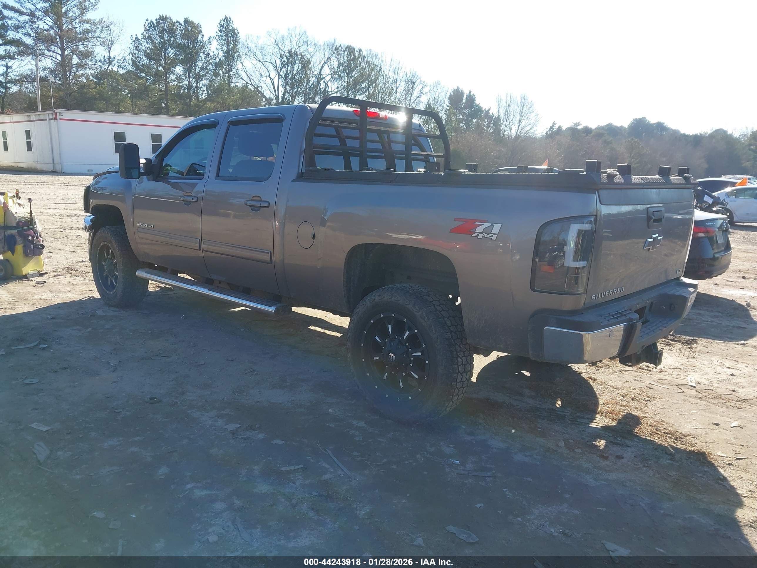 CHEVROLET SILVERADO image 3