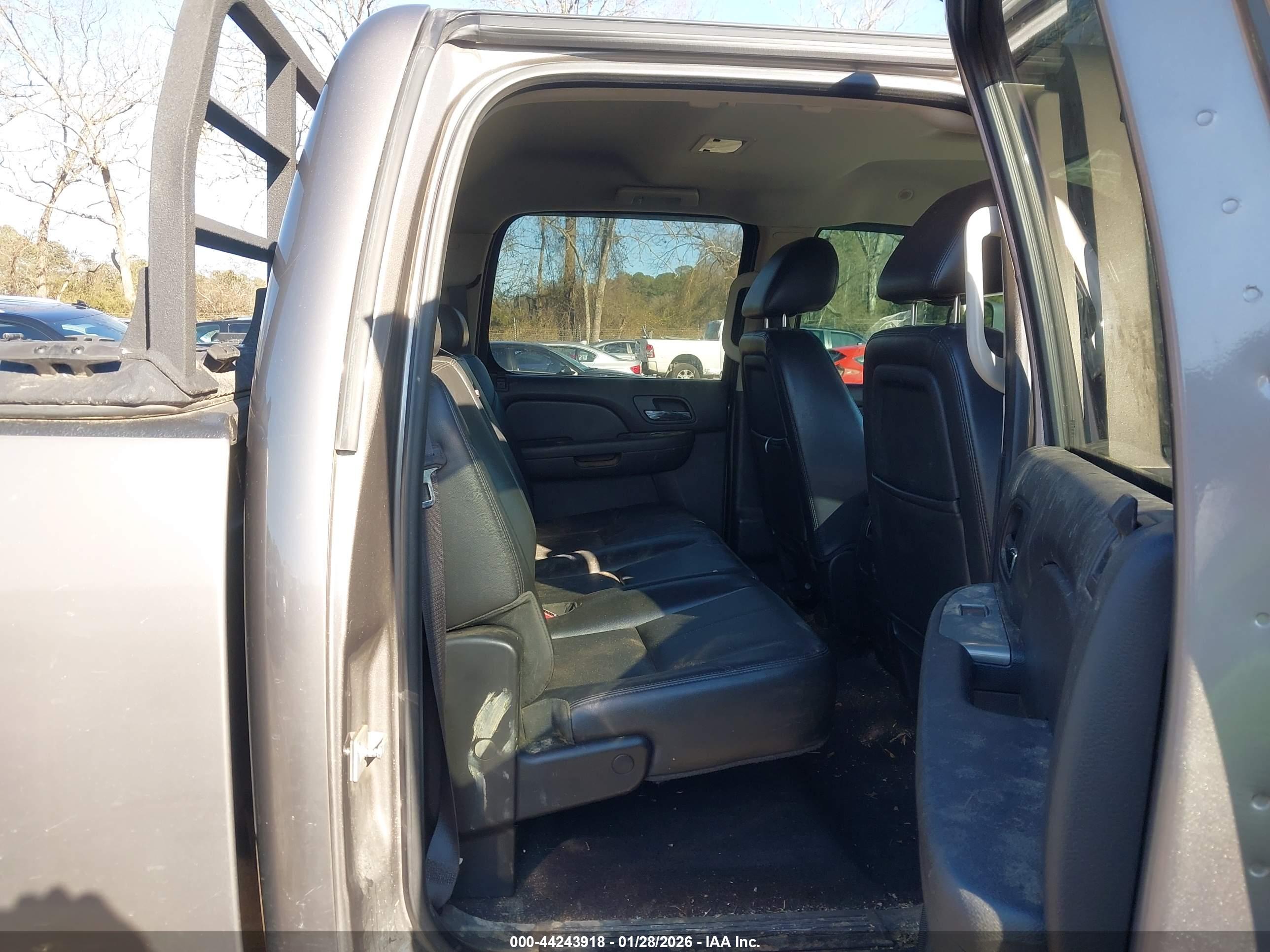 CHEVROLET SILVERADO image 8