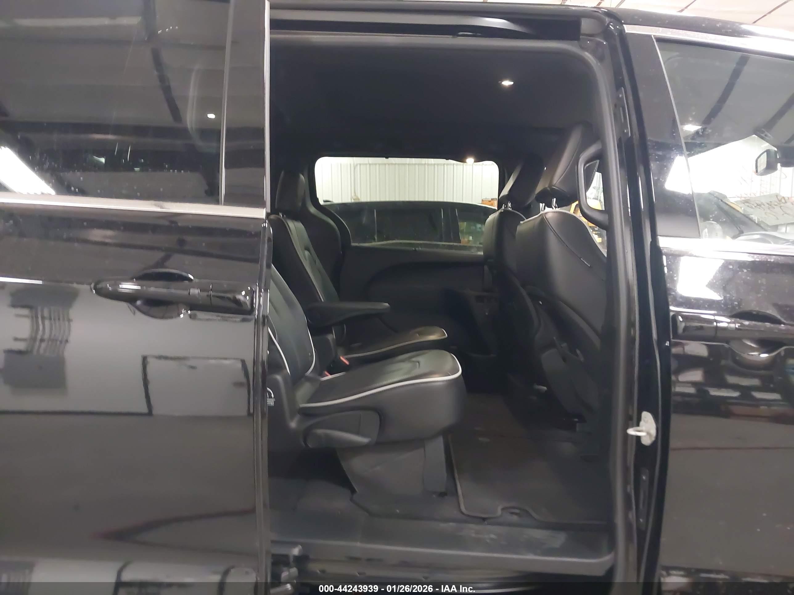 CHRYSLER PACIFICA image 8