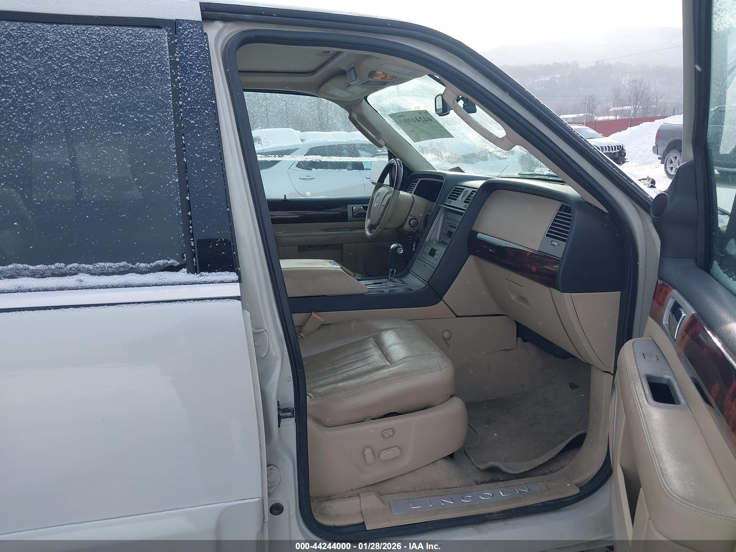 LINCOLN NAVIGATOR image 5