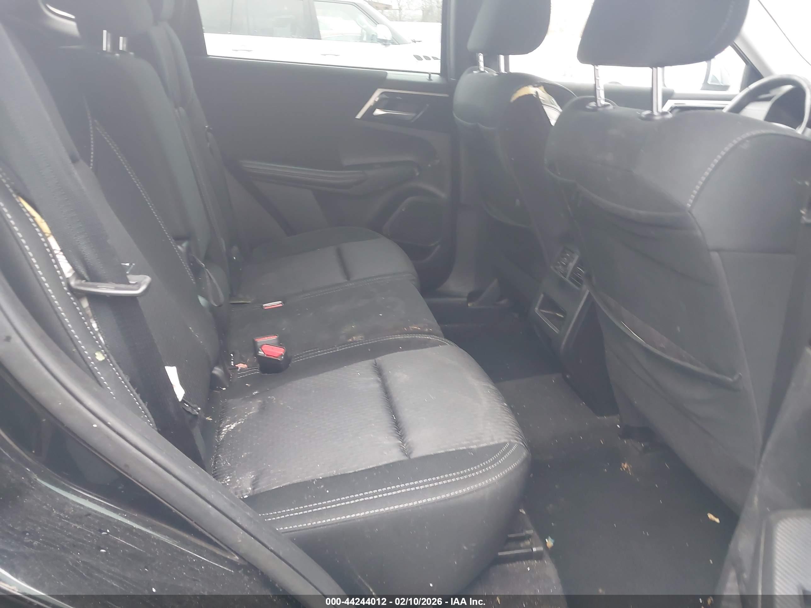 MITSUBISHI OUTLANDER image 8