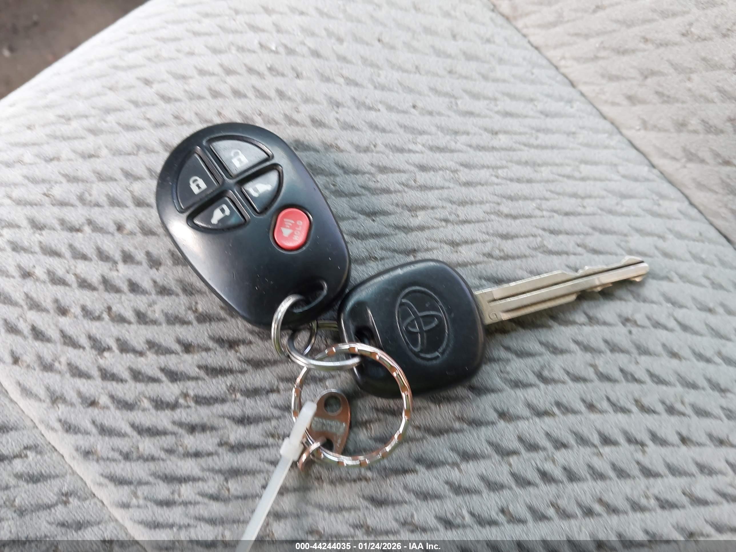 TOYOTA SIENNA image 11