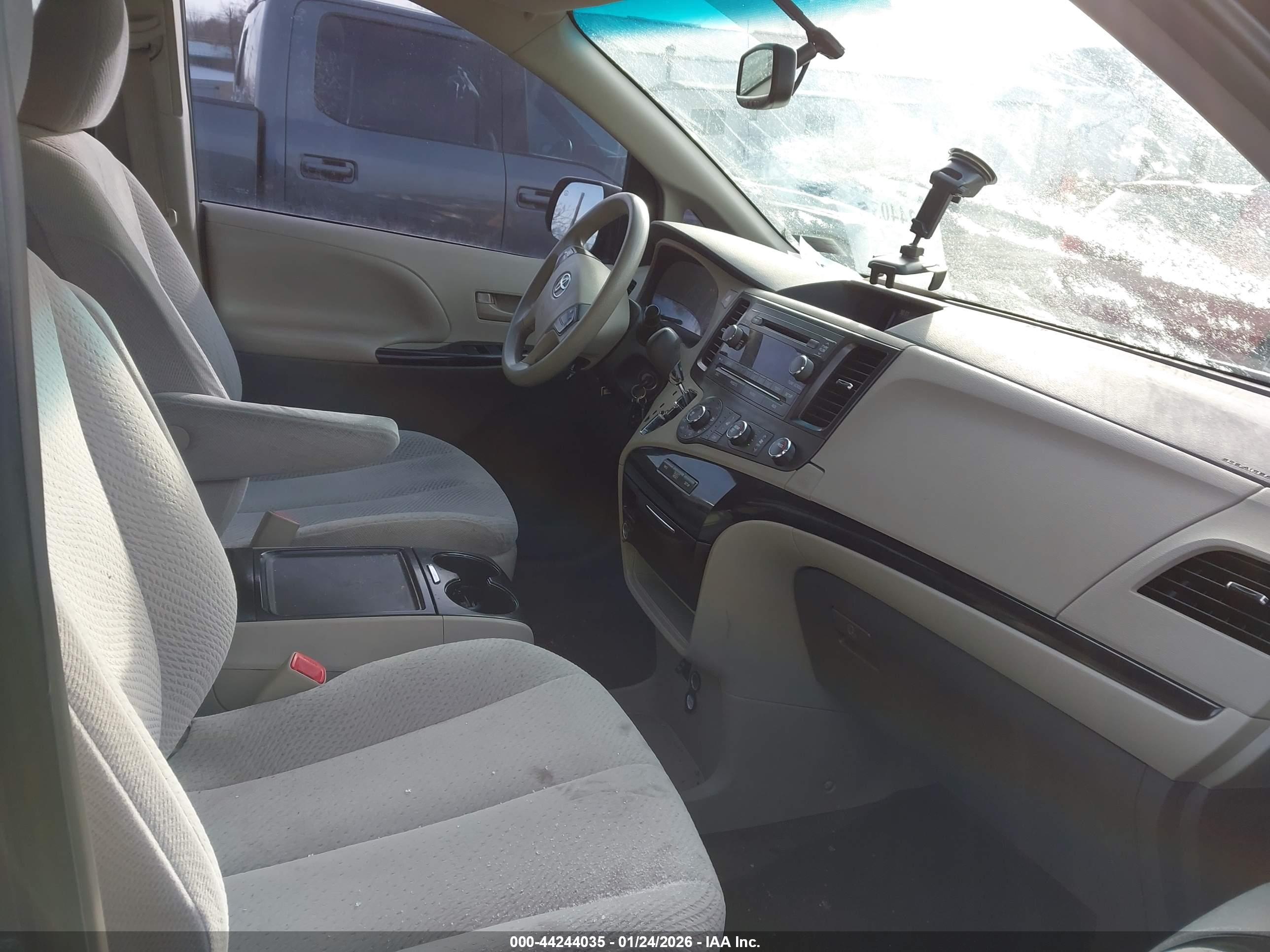 TOYOTA SIENNA image 5