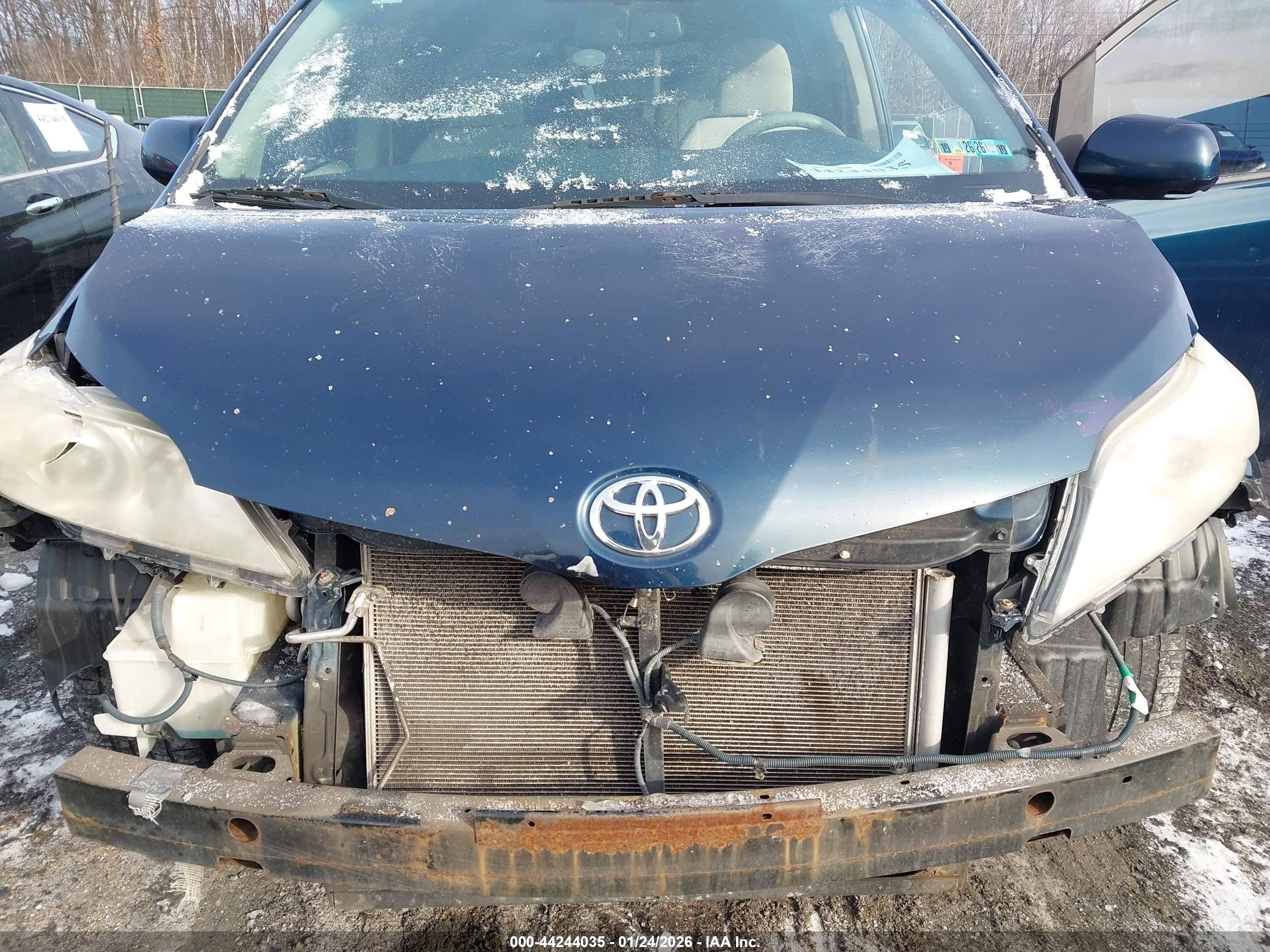 TOYOTA SIENNA image 6