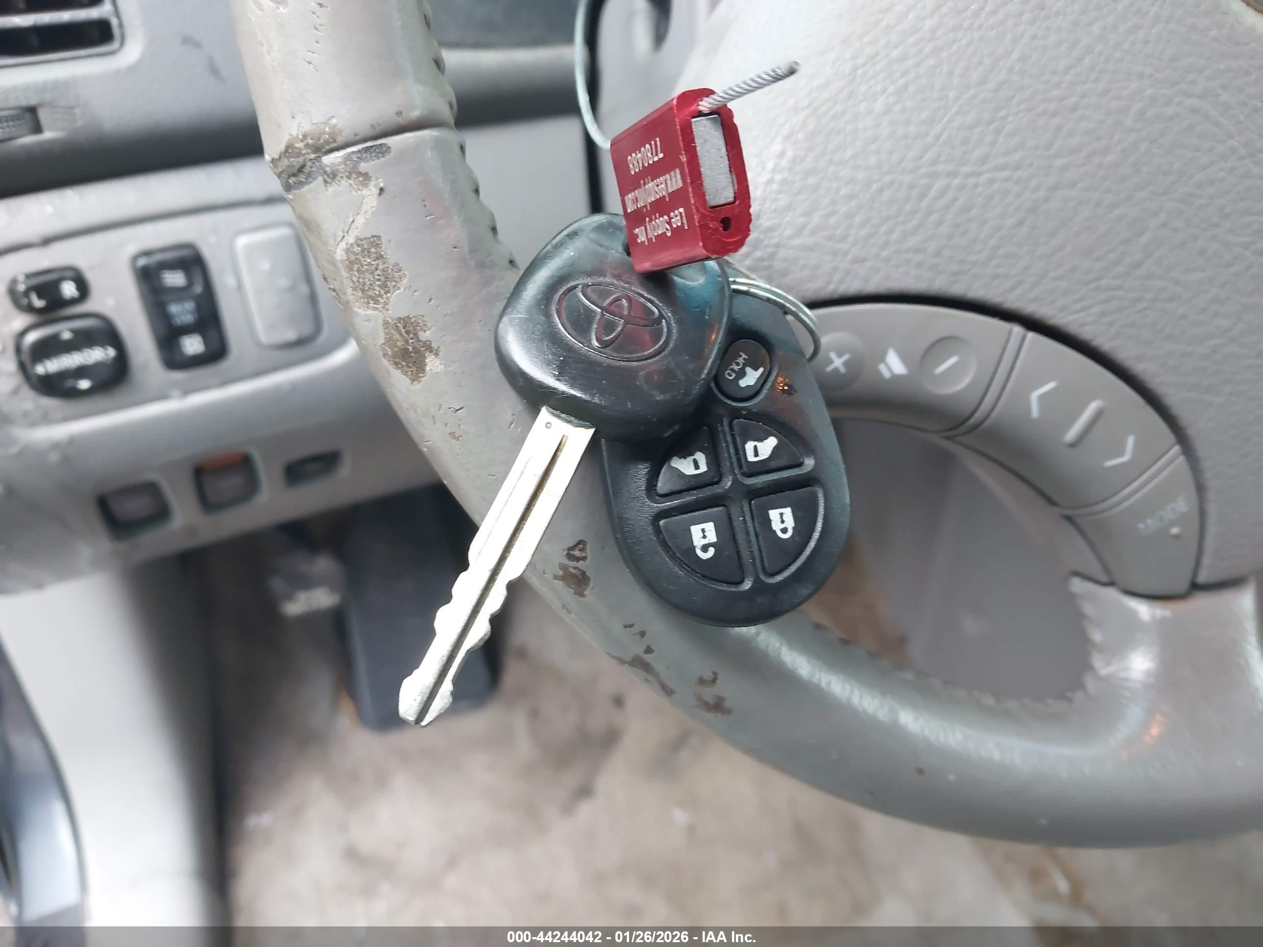 TOYOTA SIENNA image 11