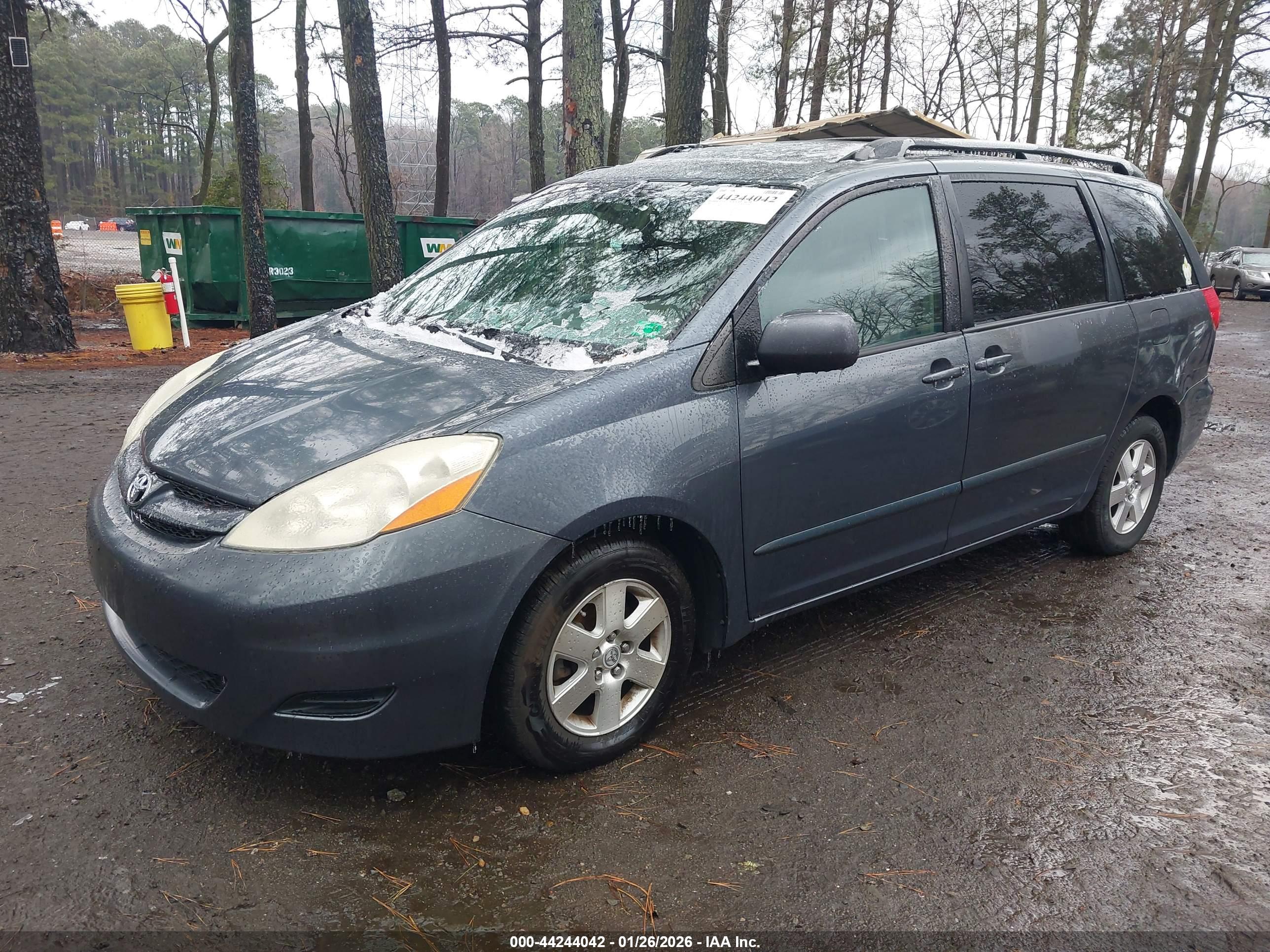 TOYOTA SIENNA image 2