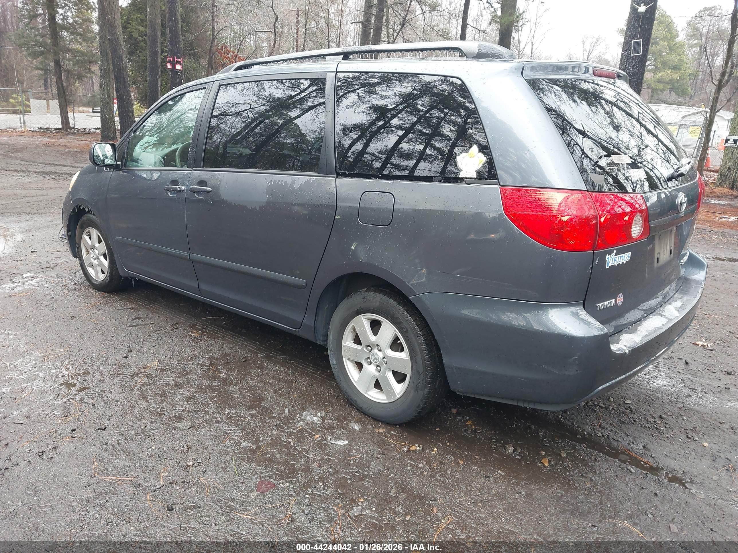 TOYOTA SIENNA image 3