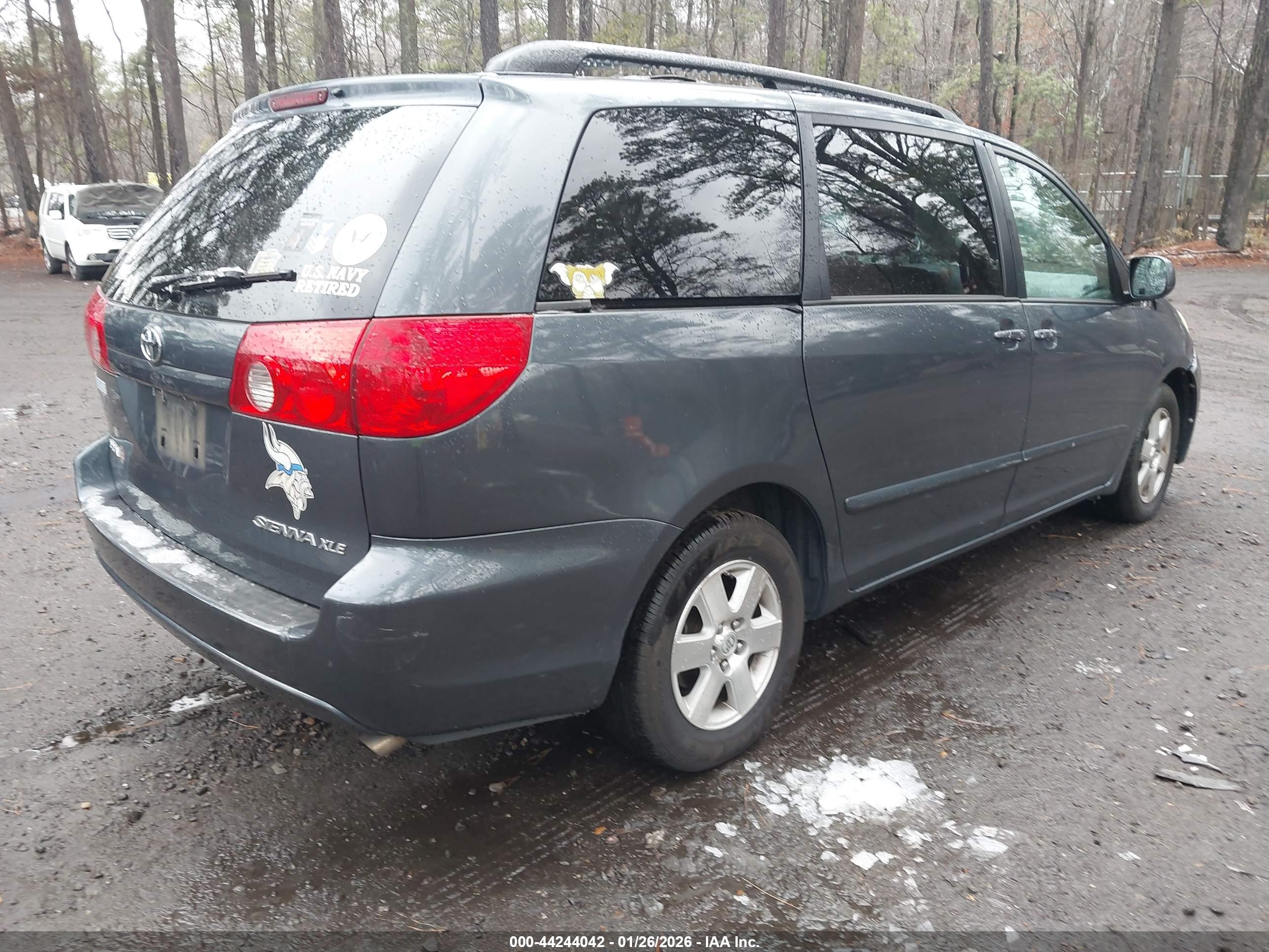 TOYOTA SIENNA image 4