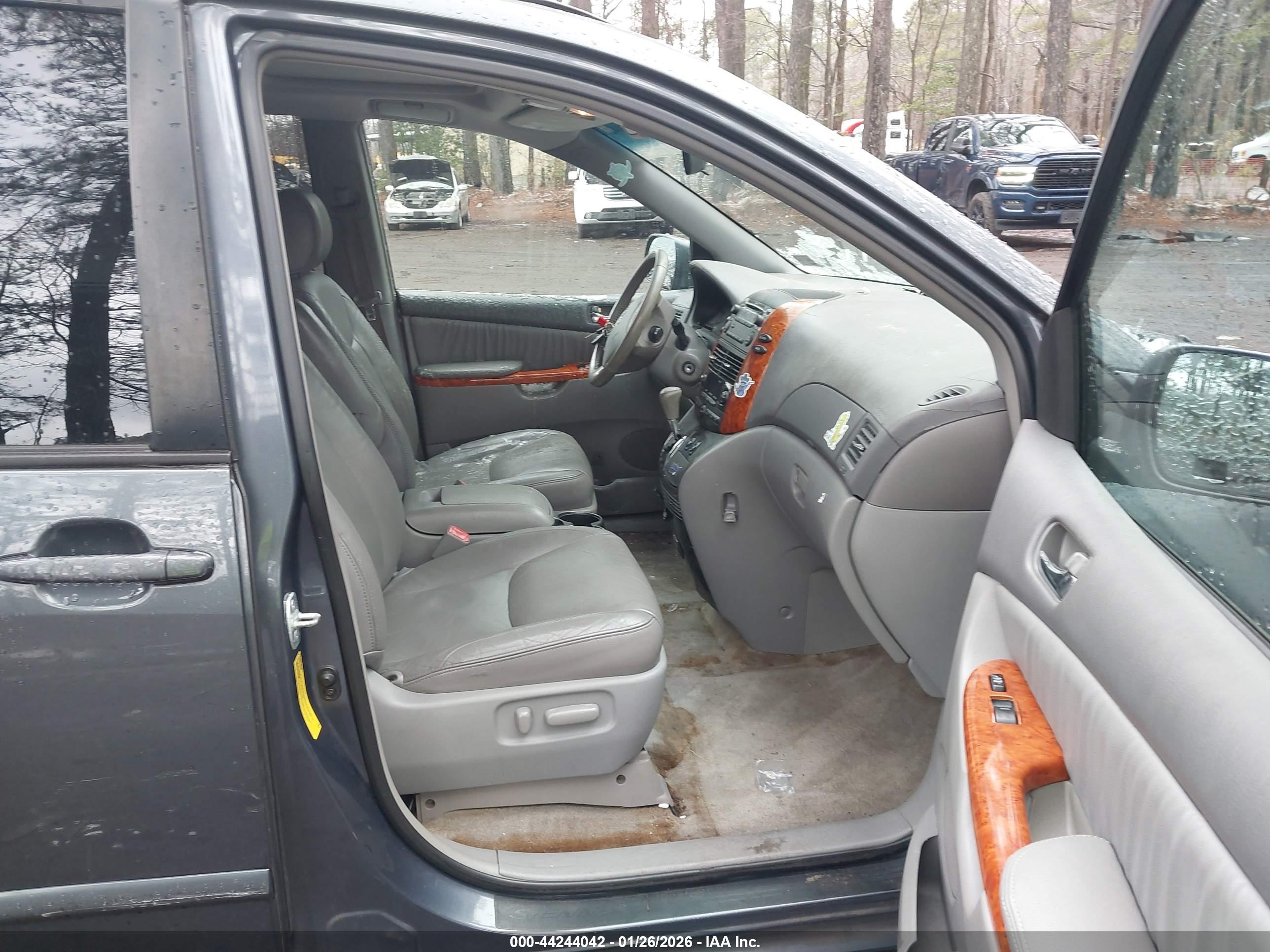TOYOTA SIENNA image 5